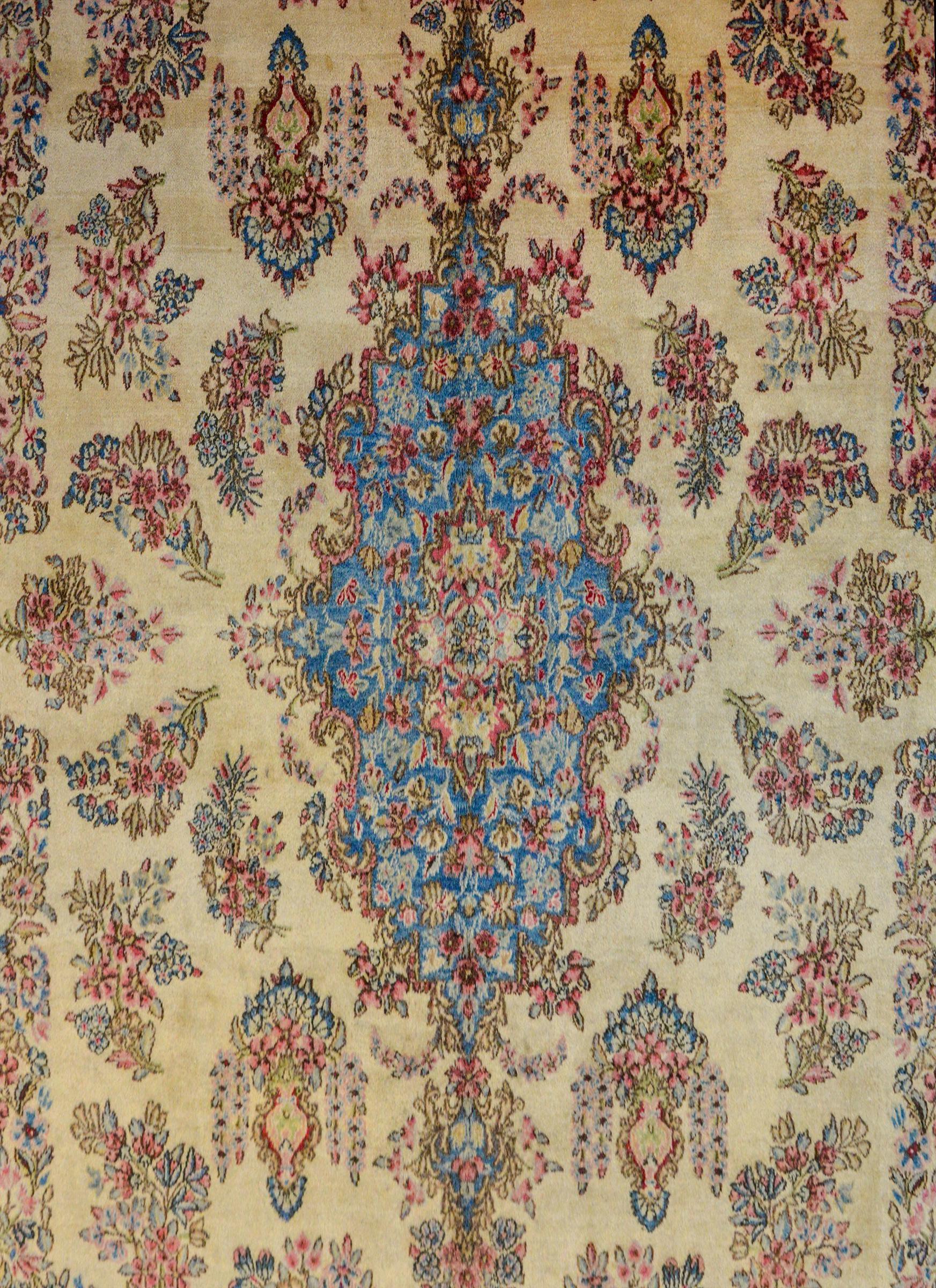 Schöner persischer Kirman-Teppich des frühen 20. Jahrhunderts im Zustand „Gut“ im Angebot in Chicago, IL