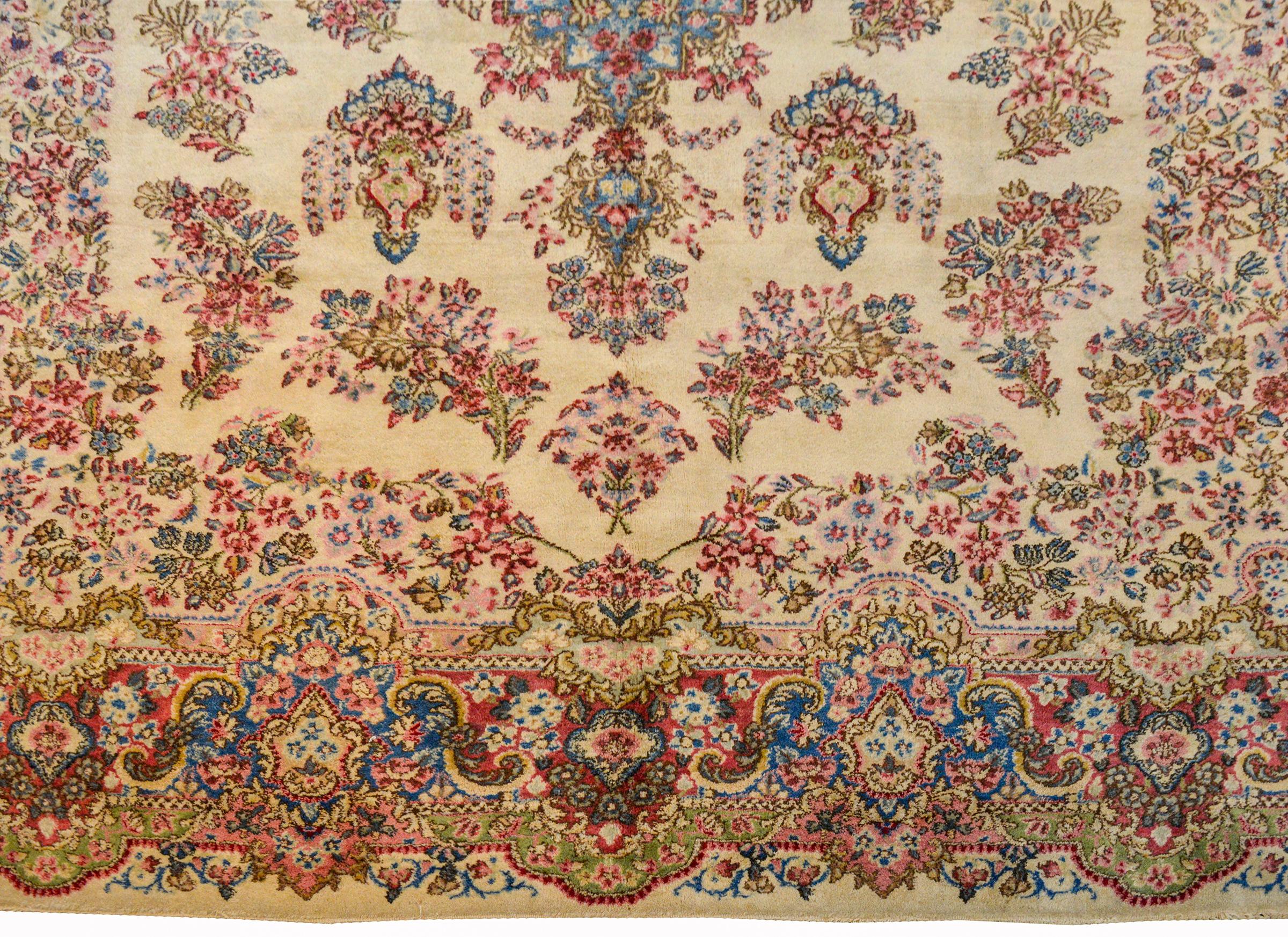 Schöner persischer Kirman-Teppich des frühen 20. Jahrhunderts (Wolle) im Angebot