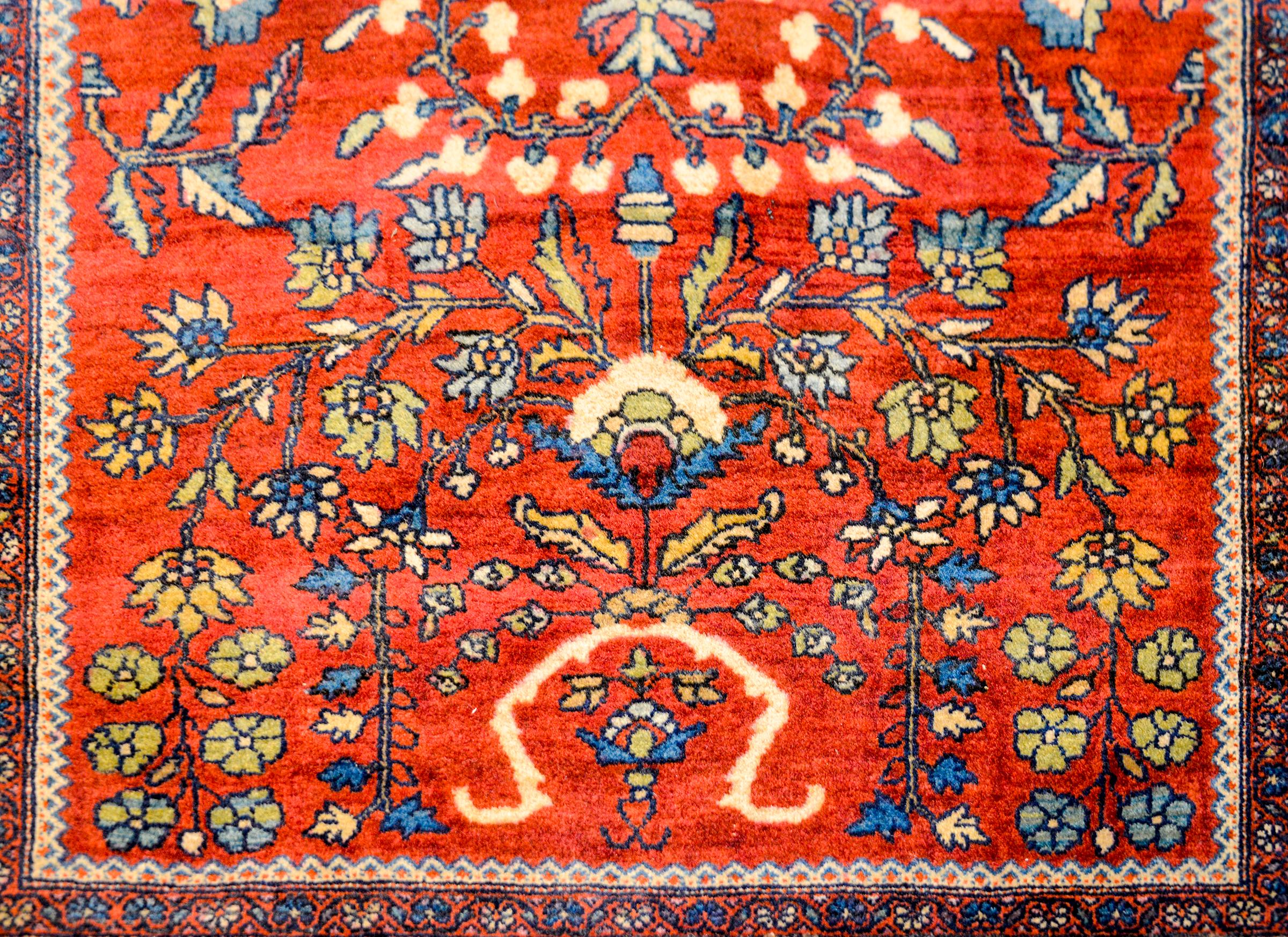 Beautiful Early 20th Century Sarouk Farahan Rug In Good Condition For Sale In Chicago, IL