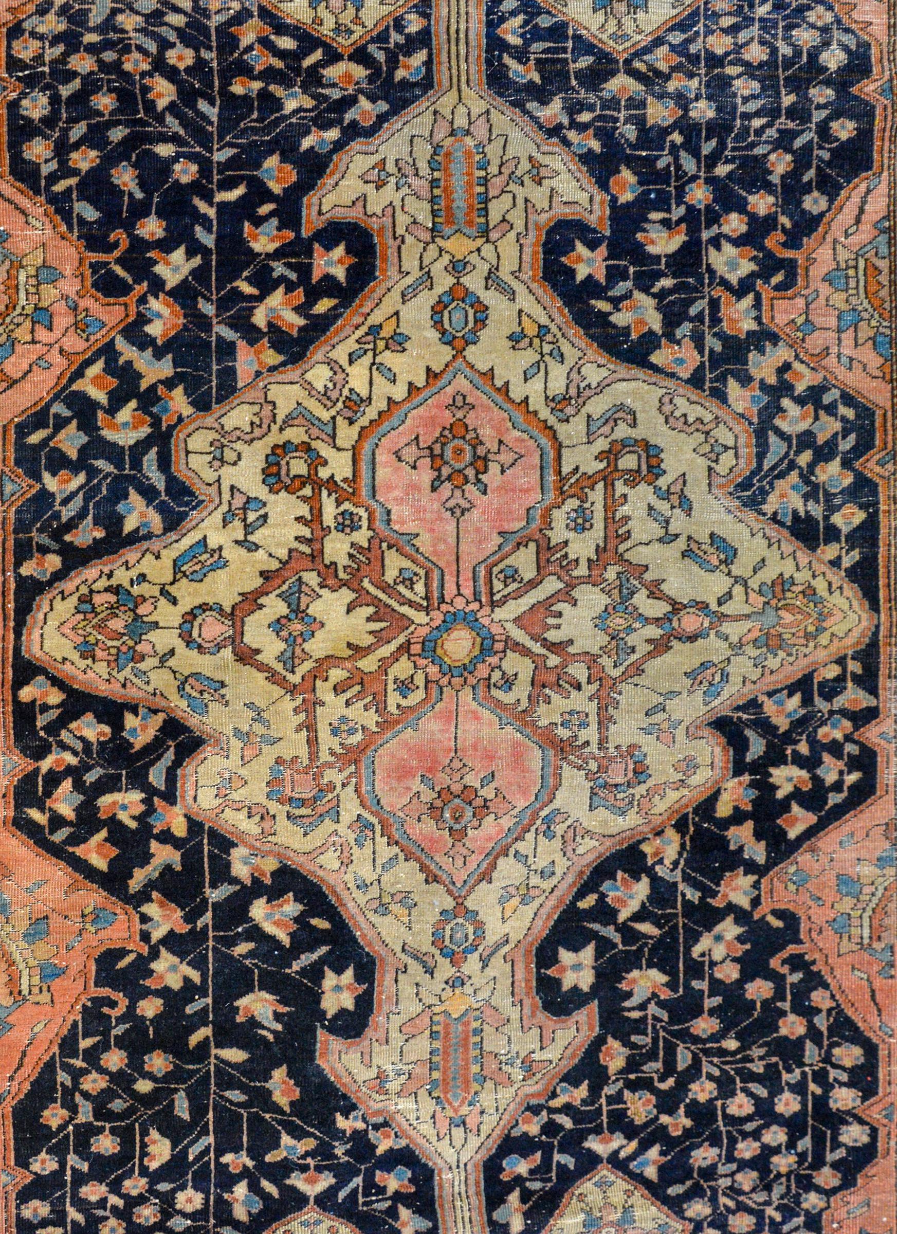 Beautiful Early 20th Century Sarouk Farahan Rug In Good Condition For Sale In Chicago, IL