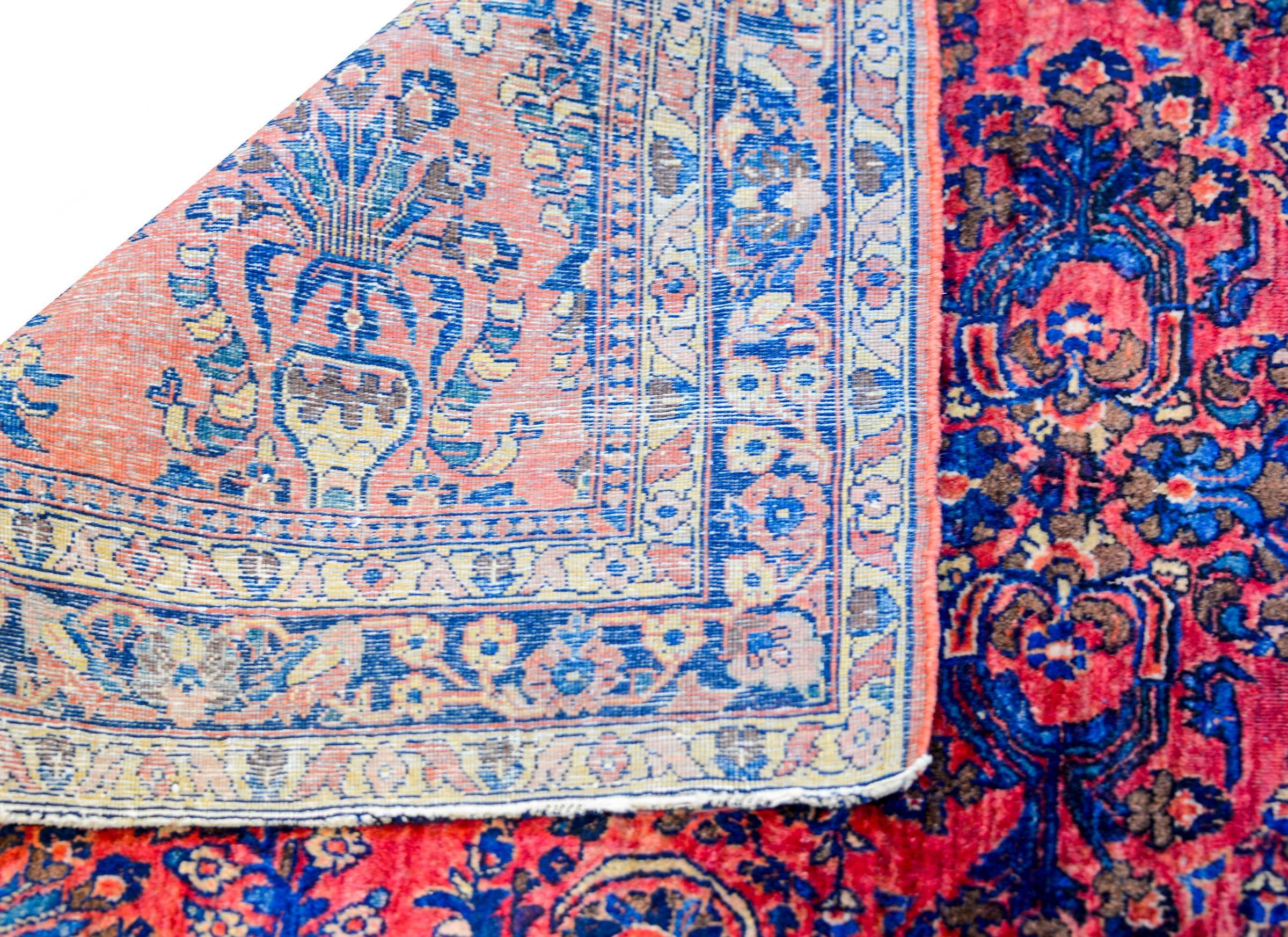 Beautiful Early 20th Century Sarouk Rug In Good Condition For Sale In Chicago, IL