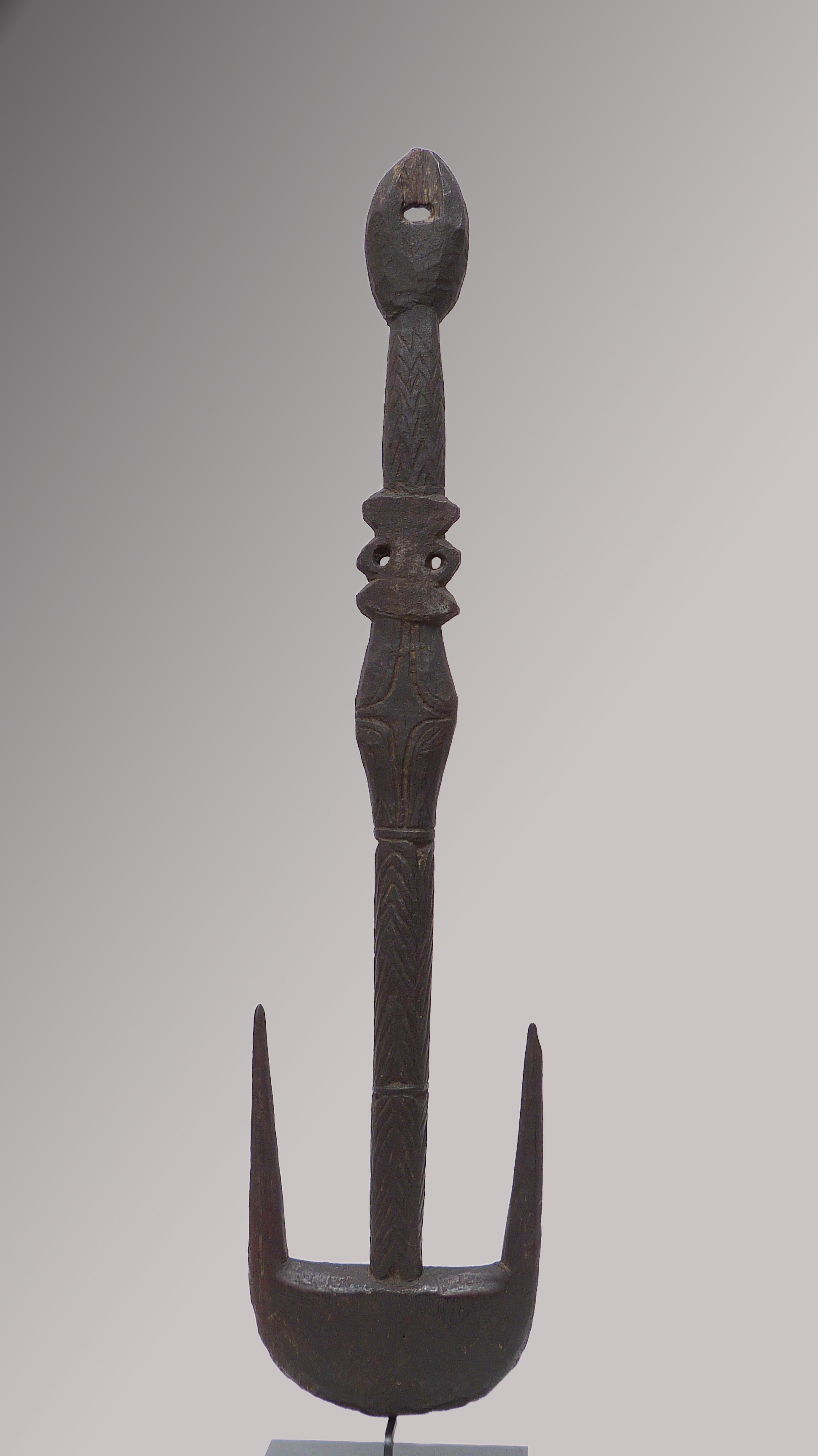 Papua New Guinean Beautiful Early 20th Century Suspension Hook, Sawos People For Sale