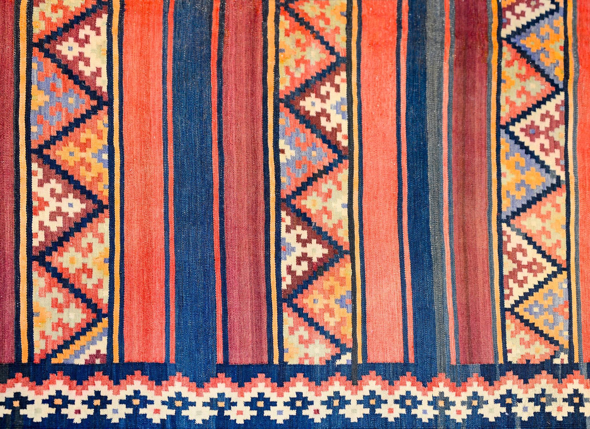 Beautiful Early 20th Century Zarand Kilim Rug In Good Condition In Chicago, IL