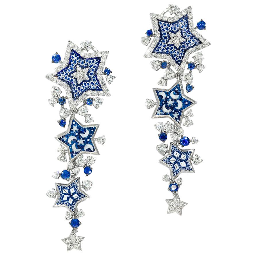 Stilvolle Ohrringe aus Weißgold mit weißen Diamanten und blauen Saphiren, Mikromosaik, dekoriert