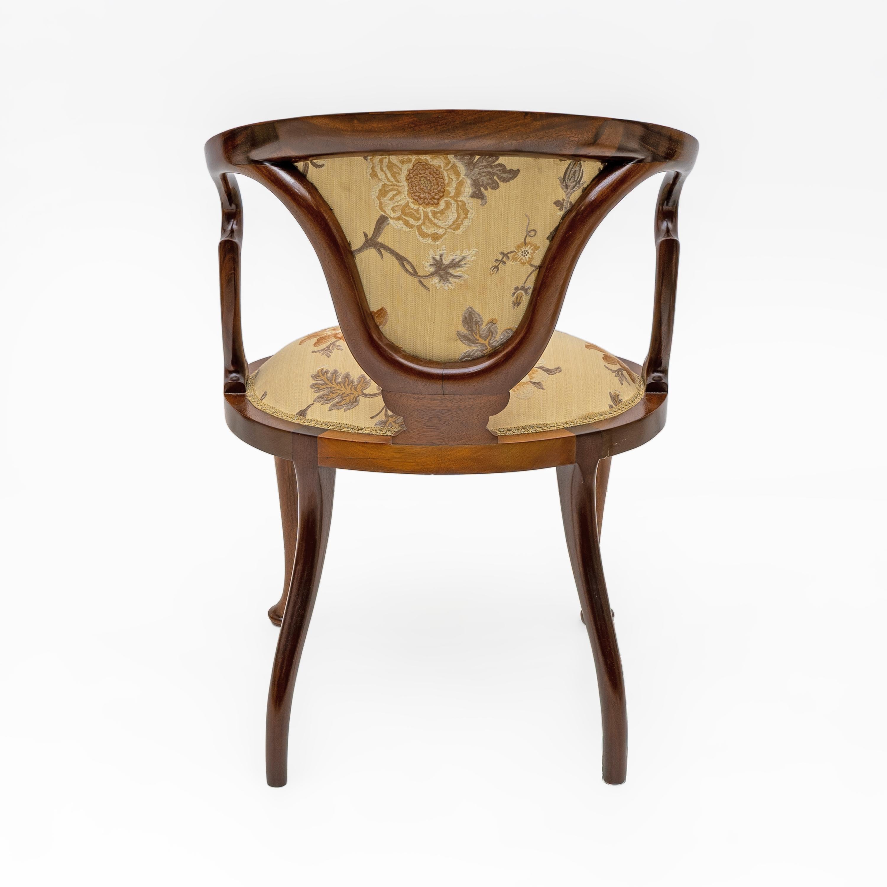 Ein charmanter und exquisiter edwardianischer Stuhl mit eingelegter Rückenlehne und Beinen sowie gepolstertem Sitz und Rückenlehne, die mit gemustertem Stoff bezogen sind, original aus dieser Zeit. Der Stuhl ruht auf geschwungenen Beinen, die