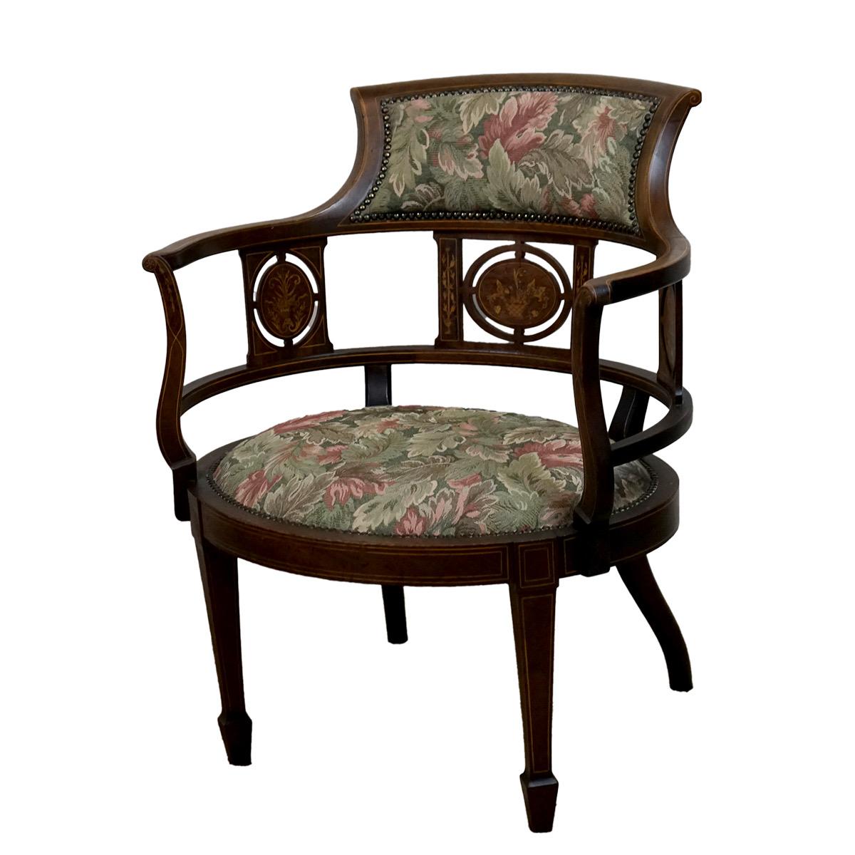 Calidad fina y atractiva, eduardiana  Silla con montante de incrustaciones en la barra del respaldo, soportes de incrustaciones, asiento totalmente tapizado, sobre patas torneadas afiladas y con incrustaciones. c1900
No dudes en ponerte en contacto