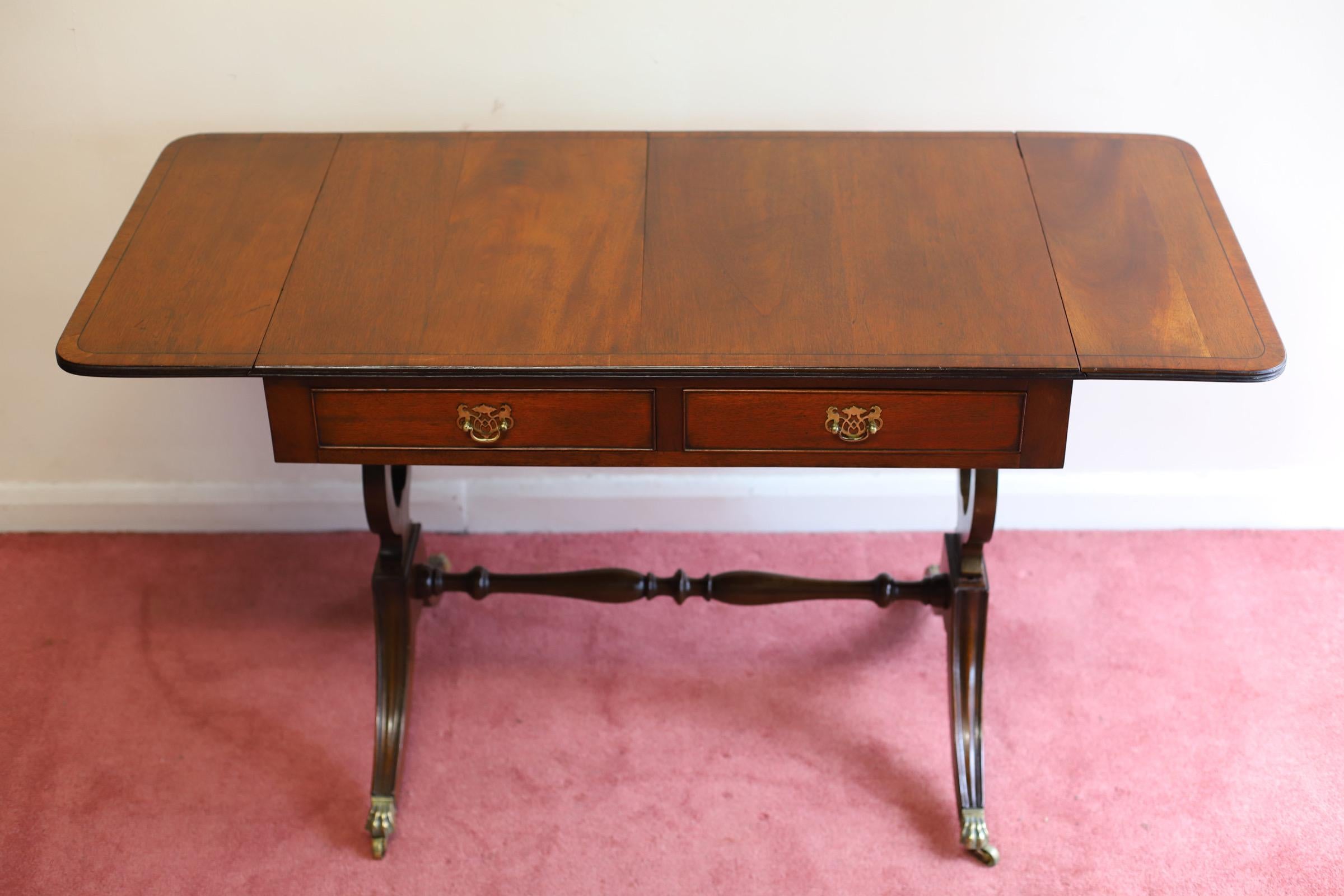 Beautiful Edwardian Oak  Drop-leaf Sofa Table In Good Condition For Sale In Crawley, GB