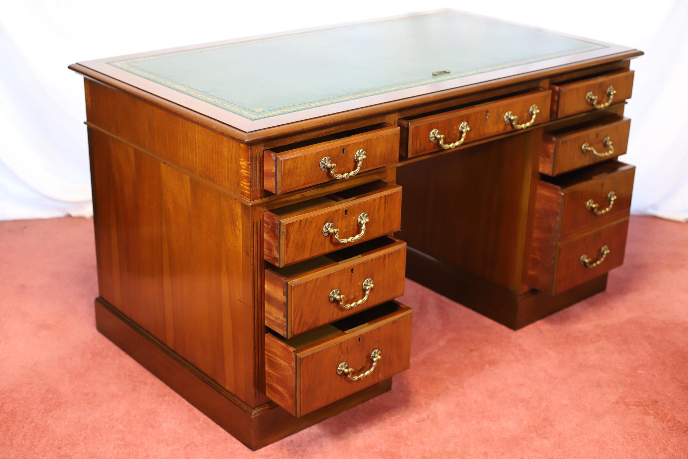 Precioso escritorio eduardiano de roble con pedestal en venta 2