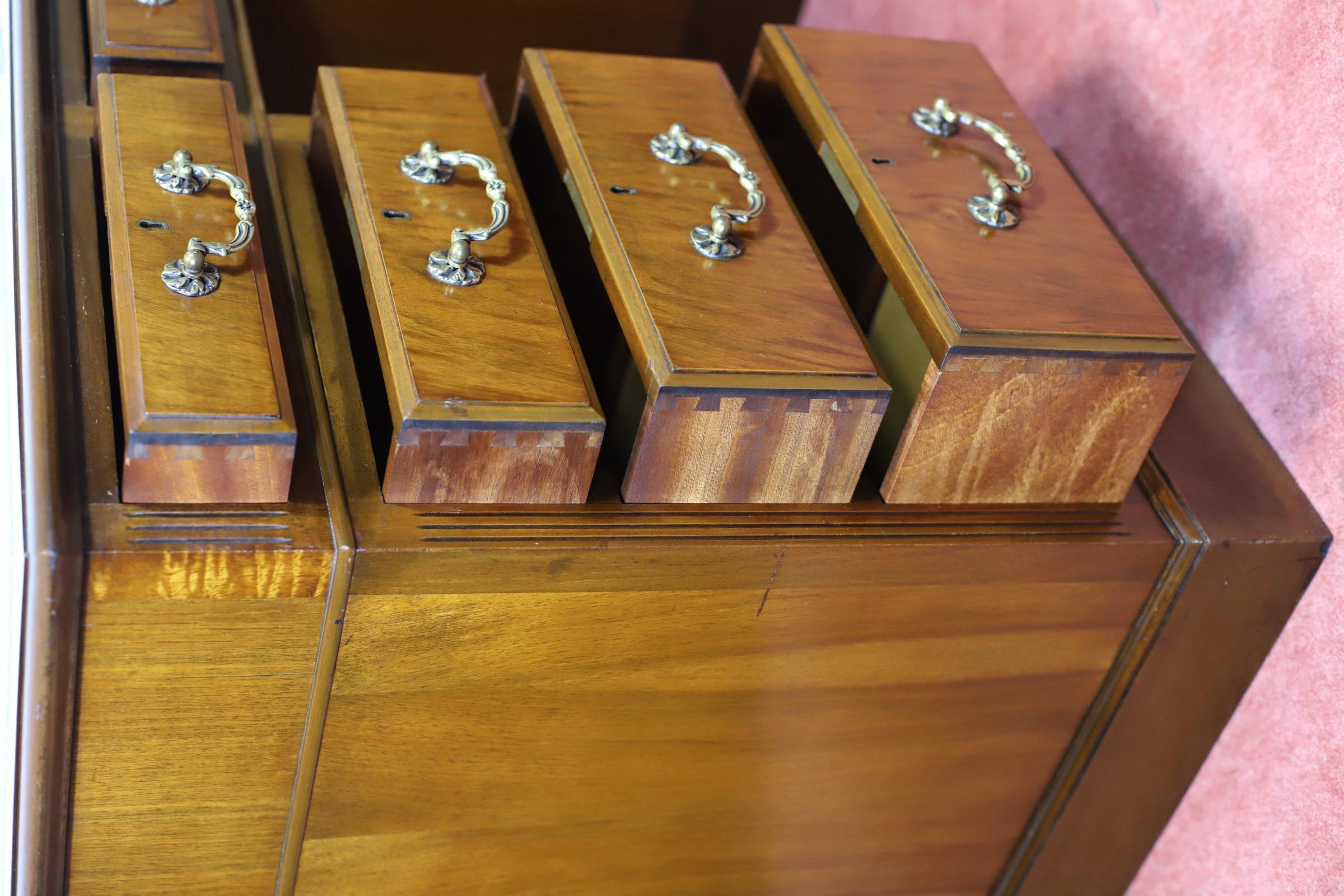 Precioso escritorio eduardiano de roble con pedestal en venta 3