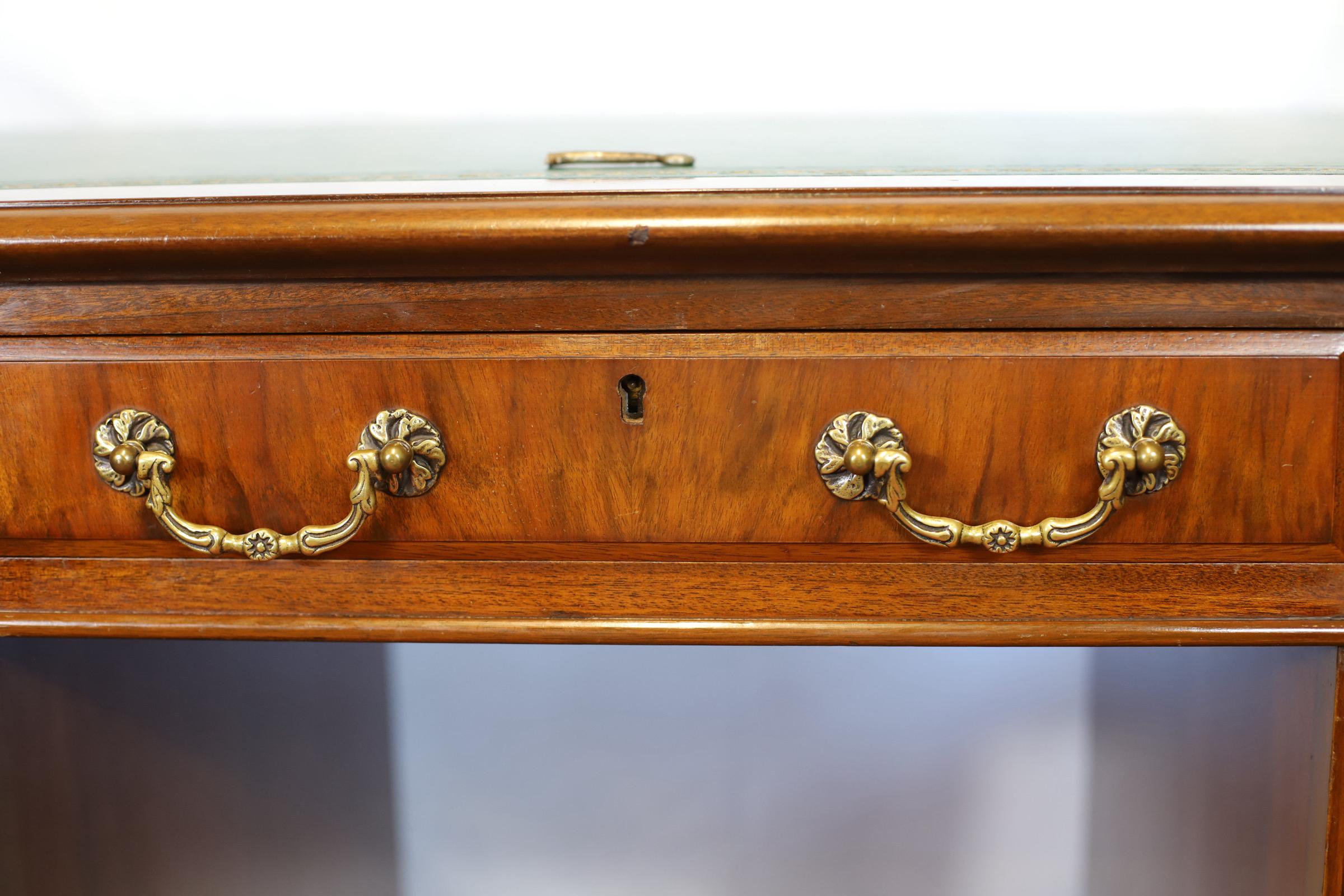 Precioso escritorio eduardiano de roble con pedestal en venta 6