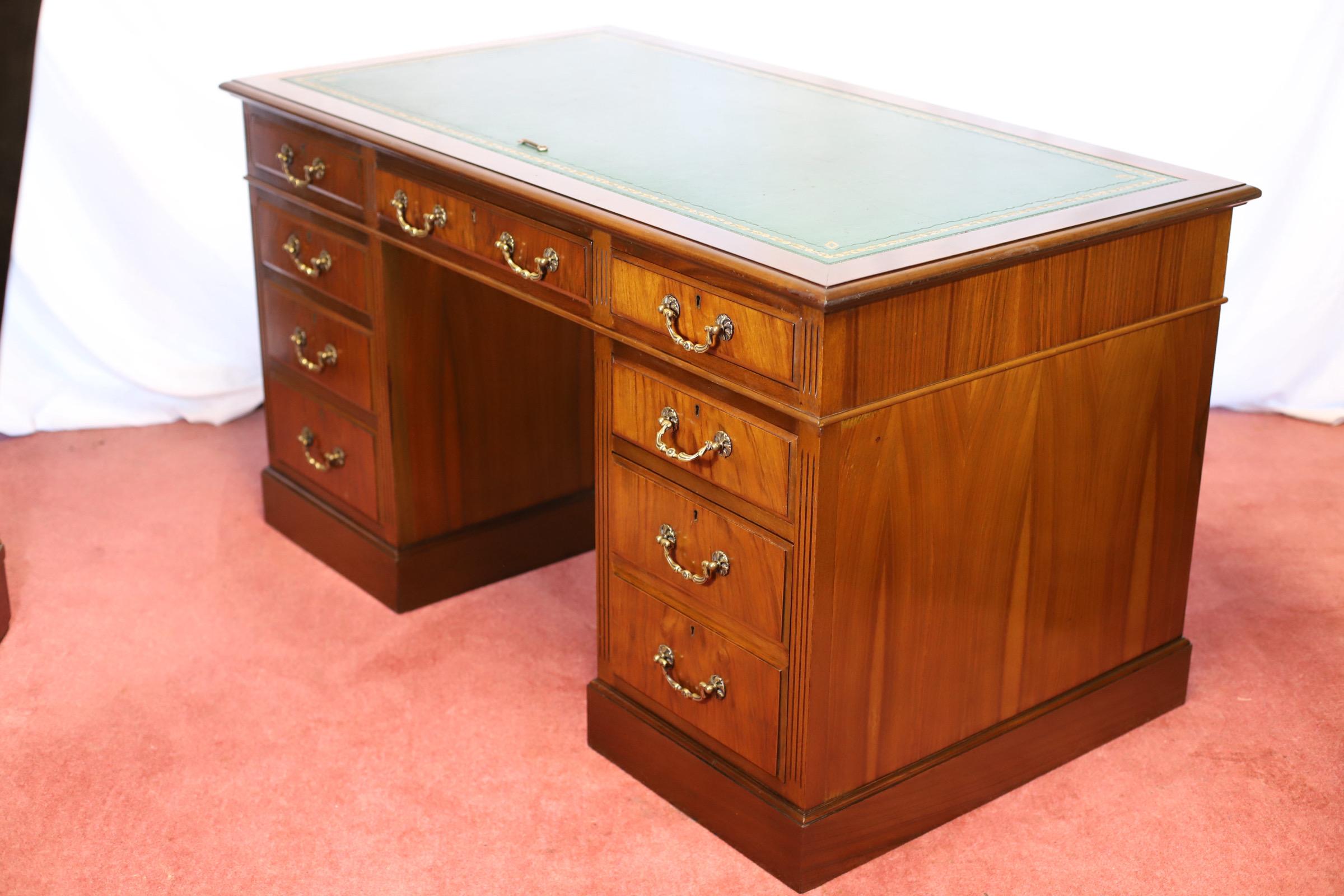 Precioso escritorio eduardiano de roble con pedestal en venta 7