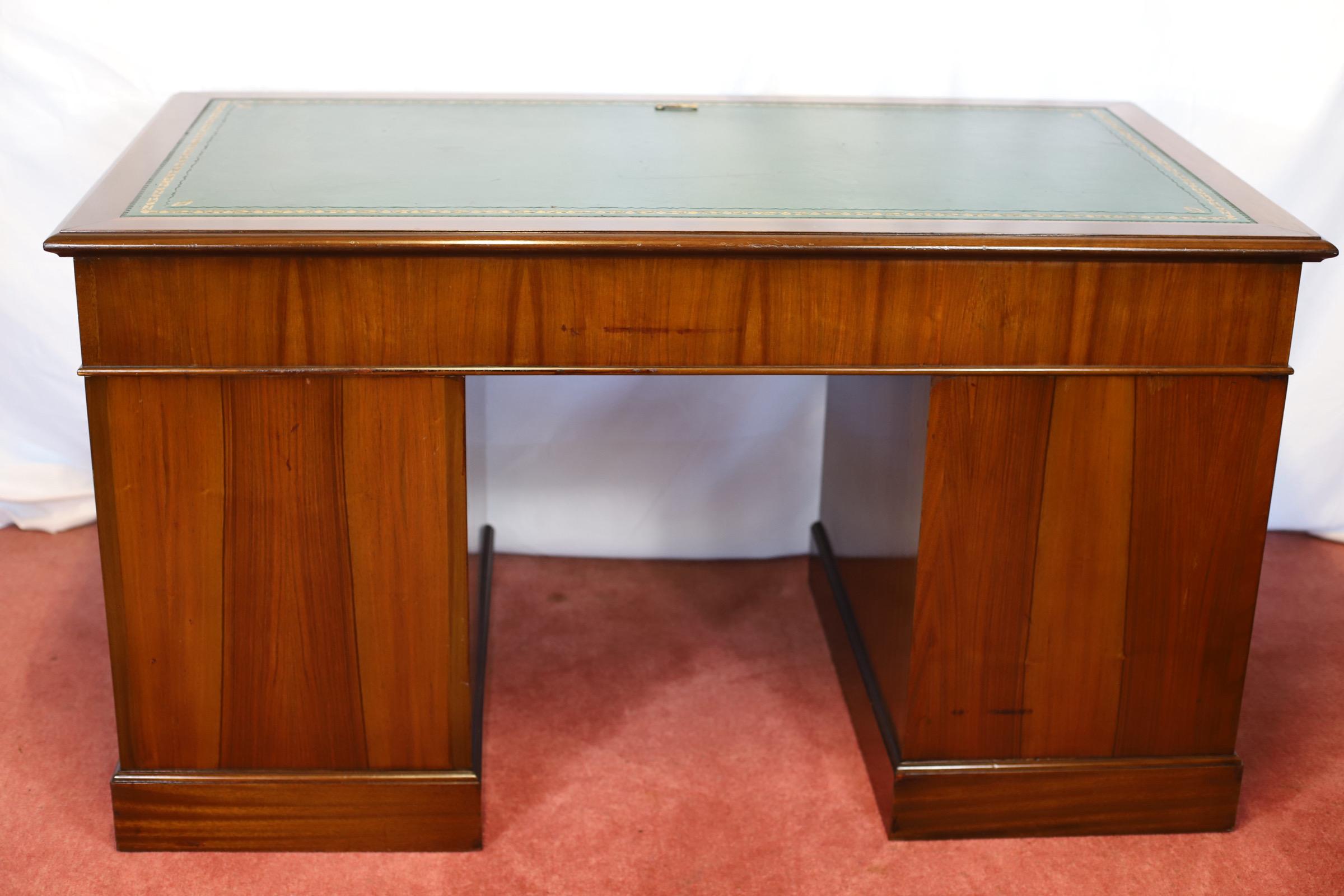 Precioso escritorio eduardiano de roble con pedestal en venta 8