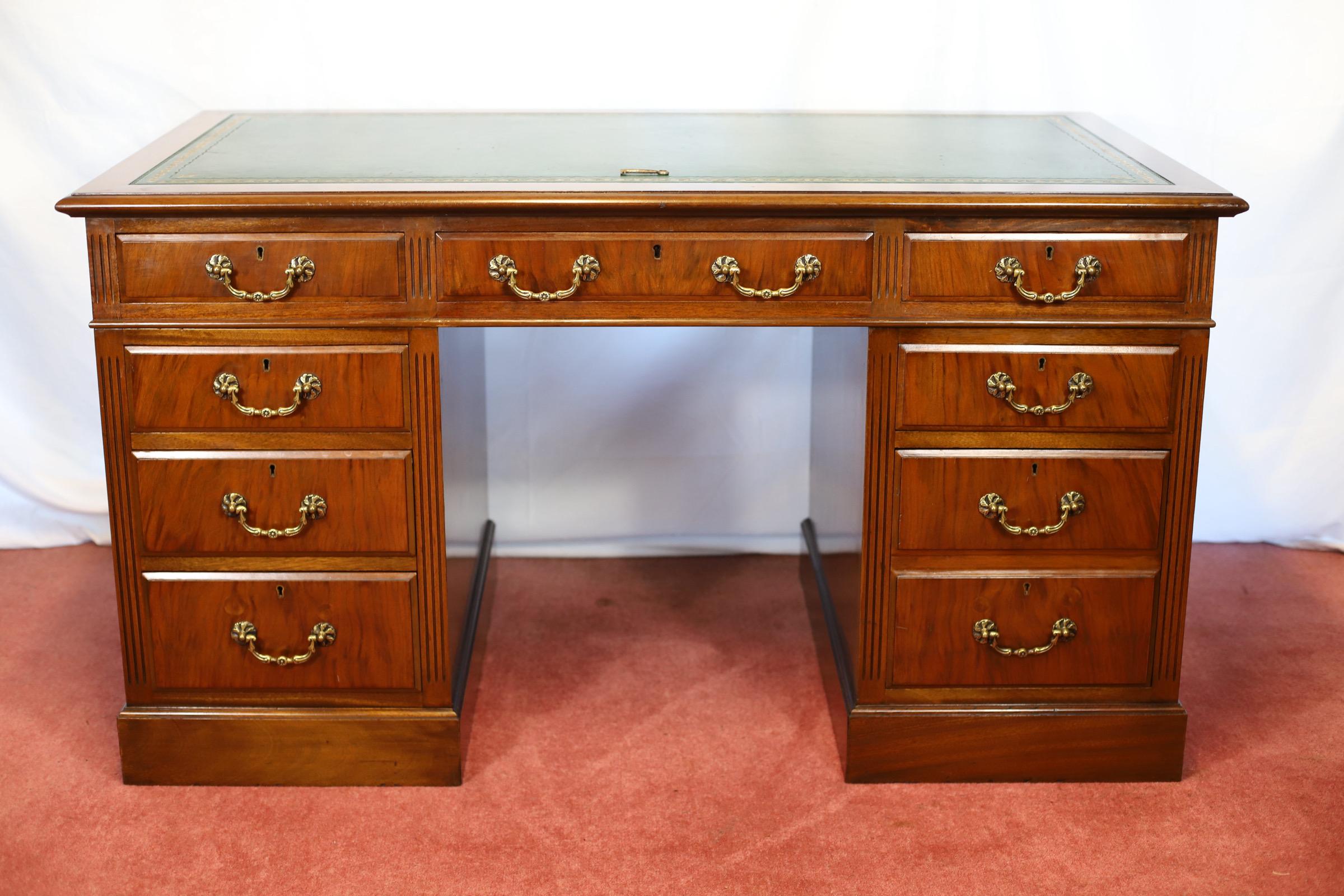 Precioso escritorio eduardiano de roble con pedestal Eduardiano en venta