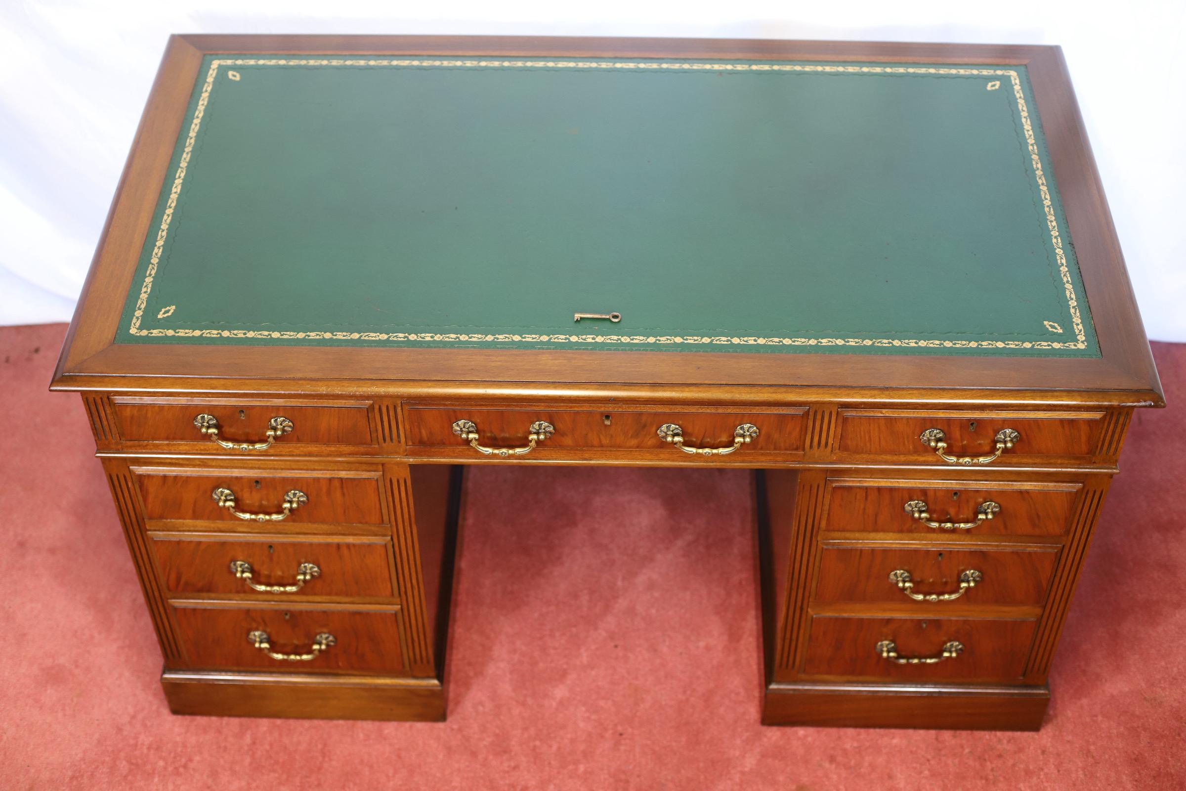 Precioso escritorio eduardiano de roble con pedestal Británico en venta