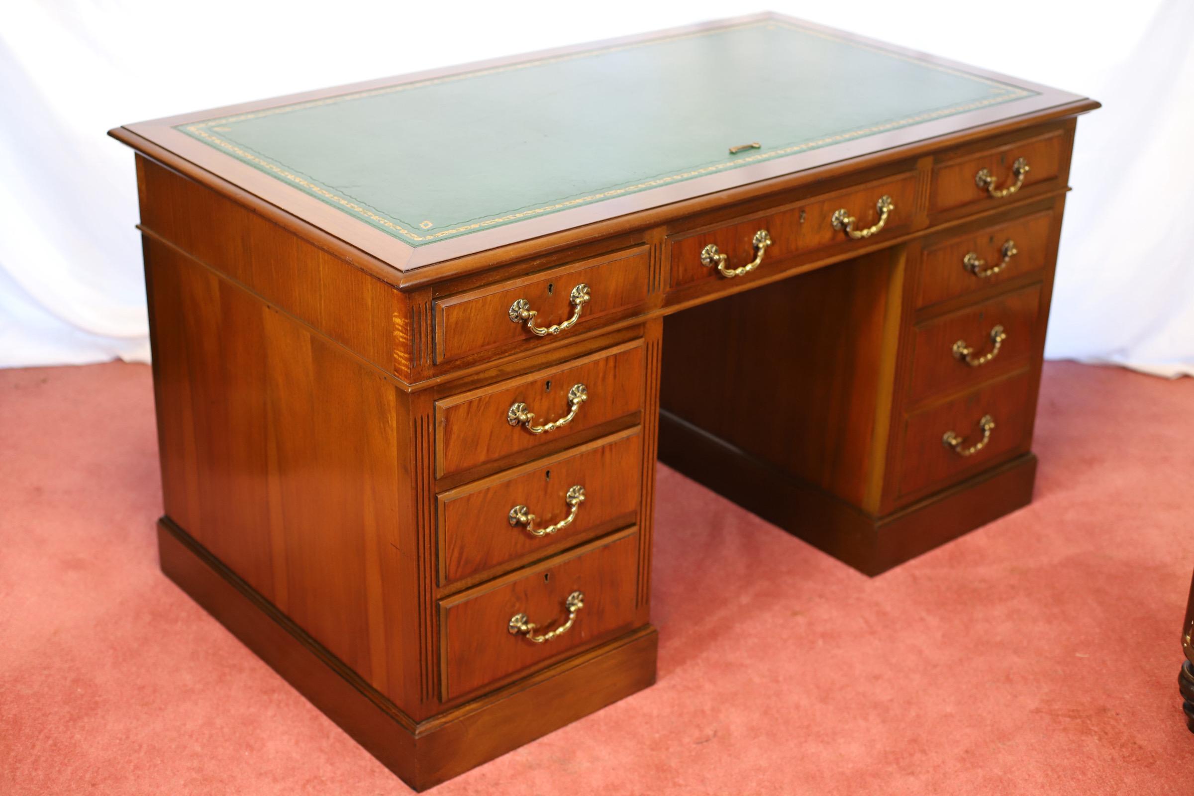 Precioso escritorio eduardiano de roble con pedestal en venta 1