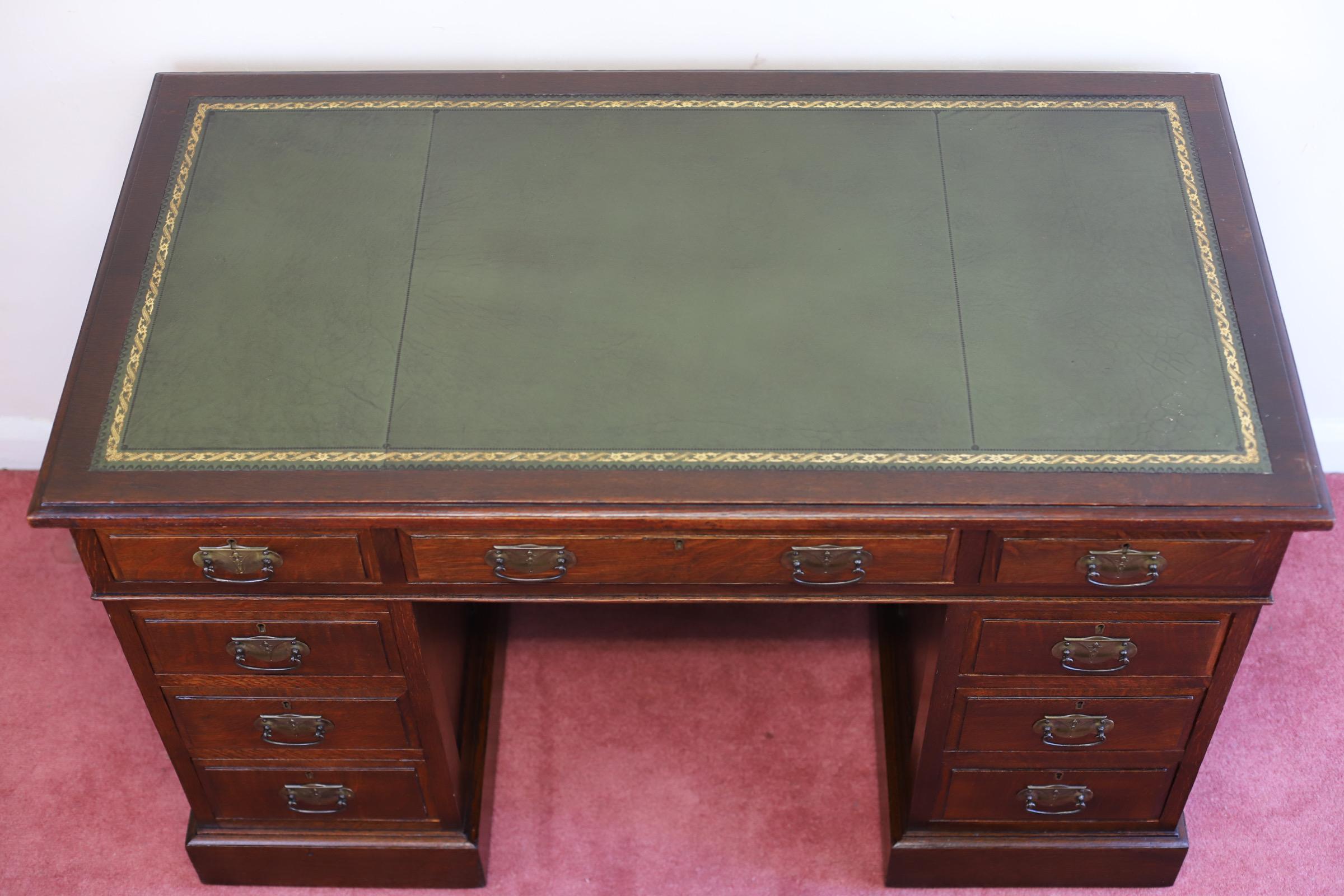 Beautiful Edwardian Oak Twin Pedestal Desk In Good Condition In Crawley, GB