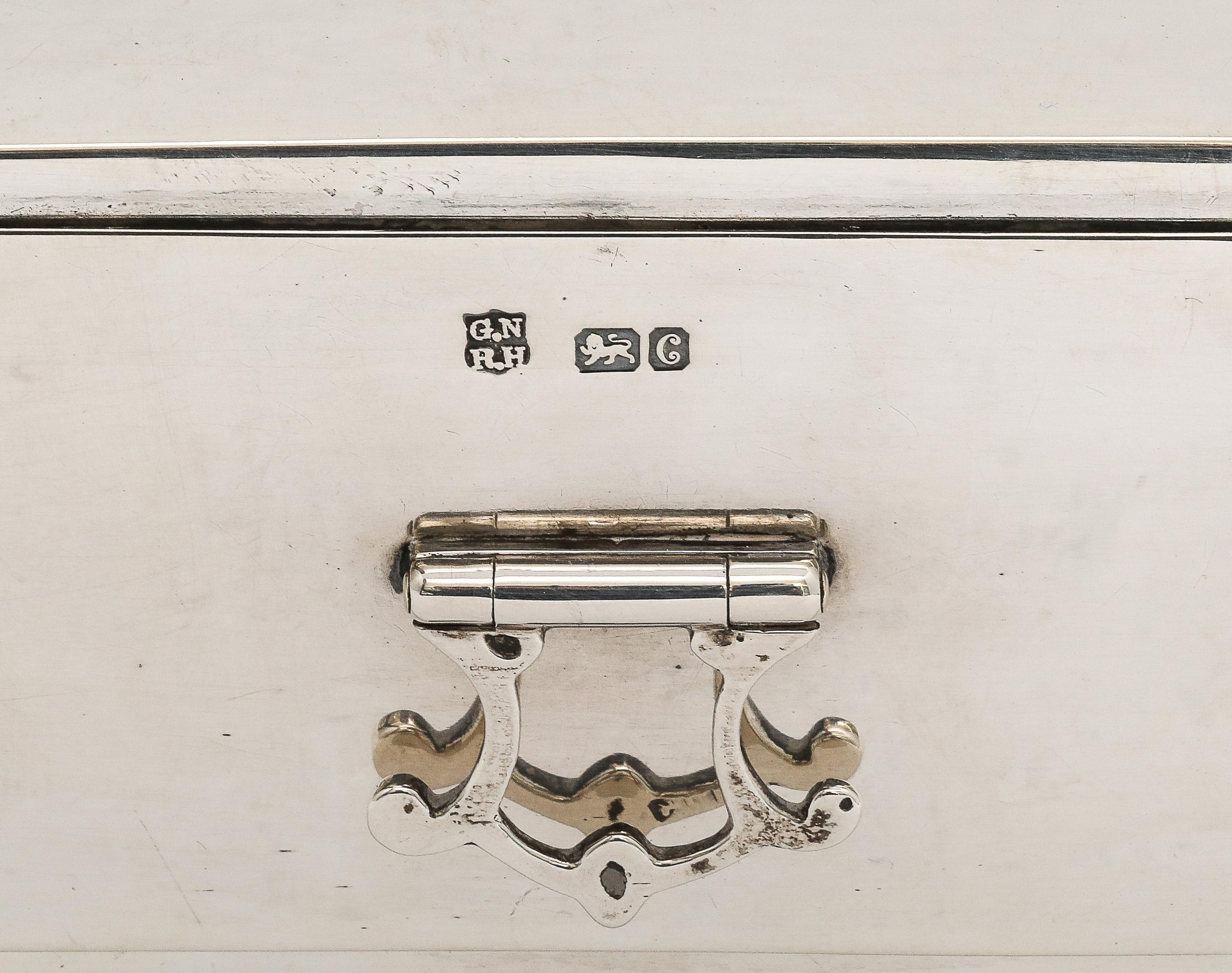 Hermoso joyero/mesero eduardiano de plata de ley con cajón extraíble en venta 3