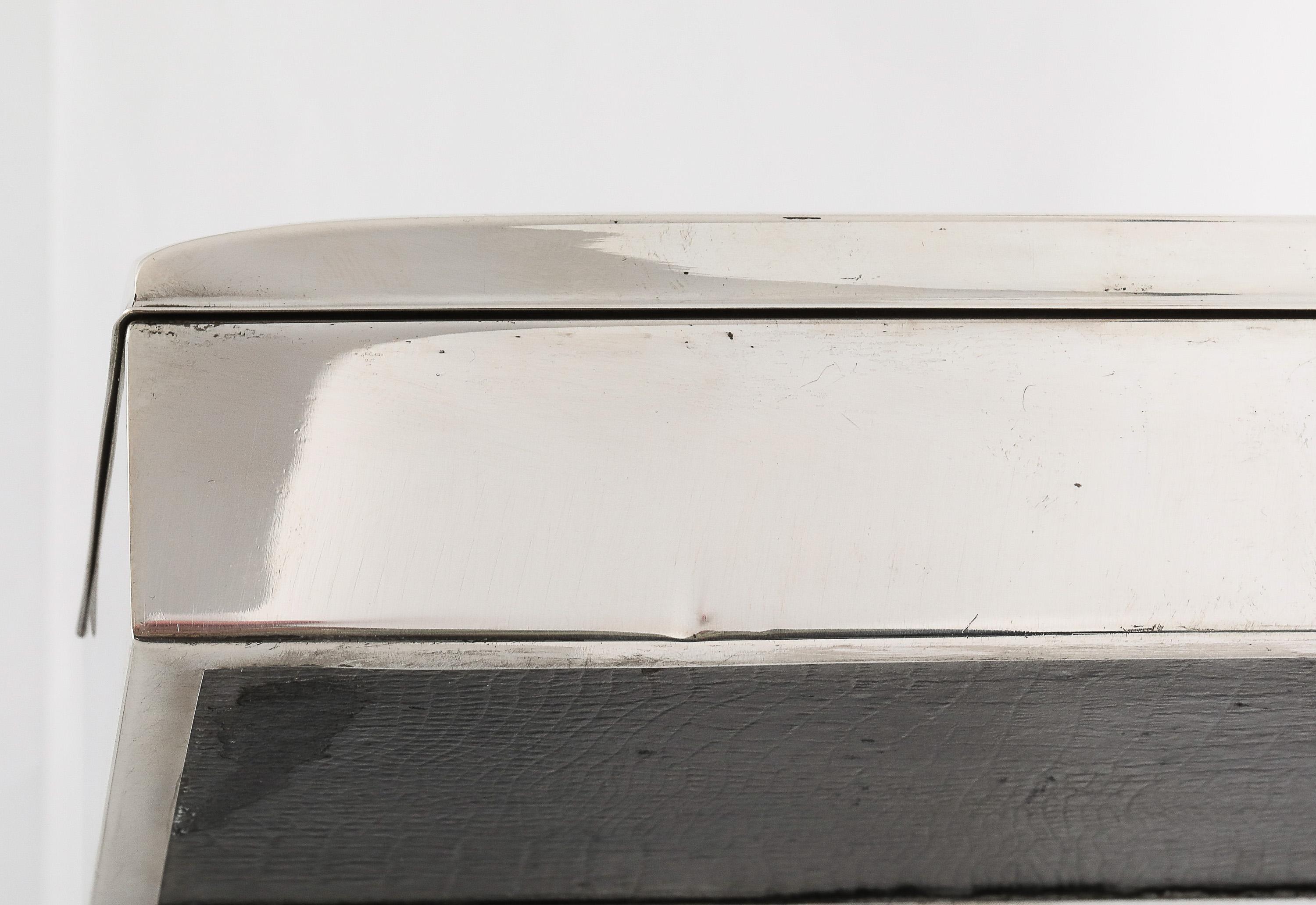 Hermoso joyero/mesero eduardiano de plata de ley con cajón extraíble en venta 9
