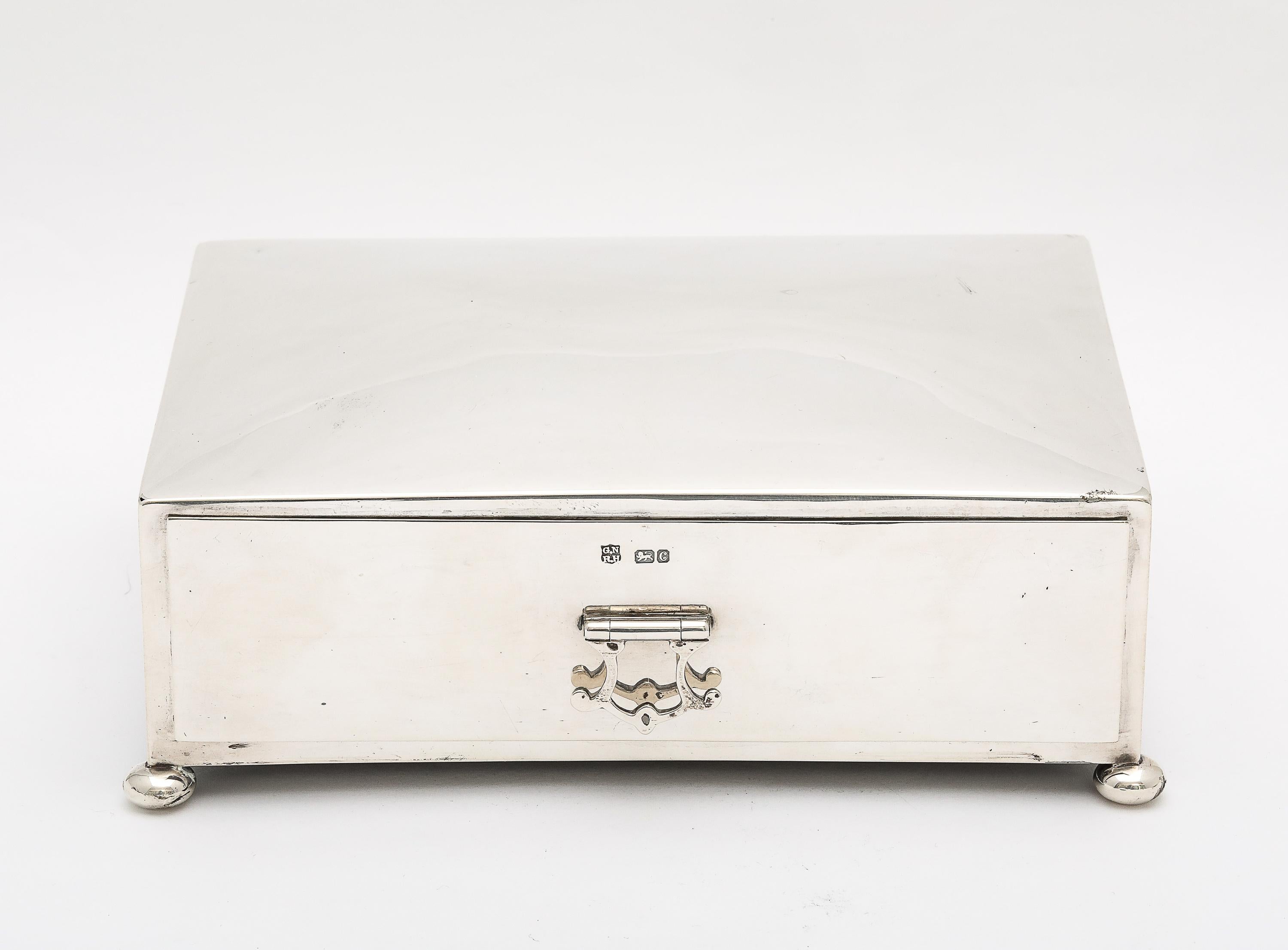 Hermoso joyero/mesero eduardiano de plata de ley con cajón extraíble Eduardiano en venta