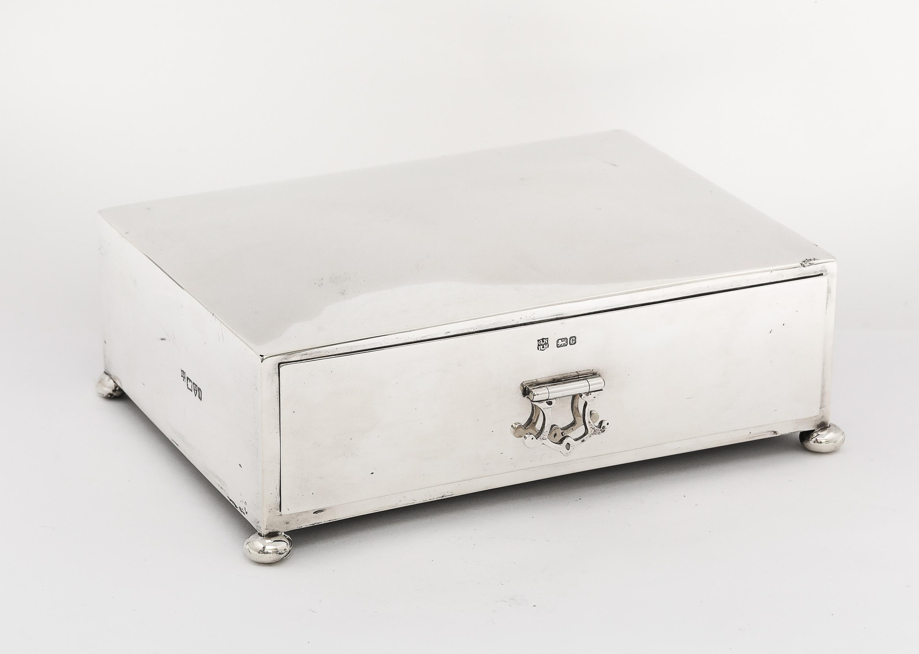 Hermoso joyero/mesero eduardiano de plata de ley con cajón extraíble en Bueno estado para la venta en New York, NY