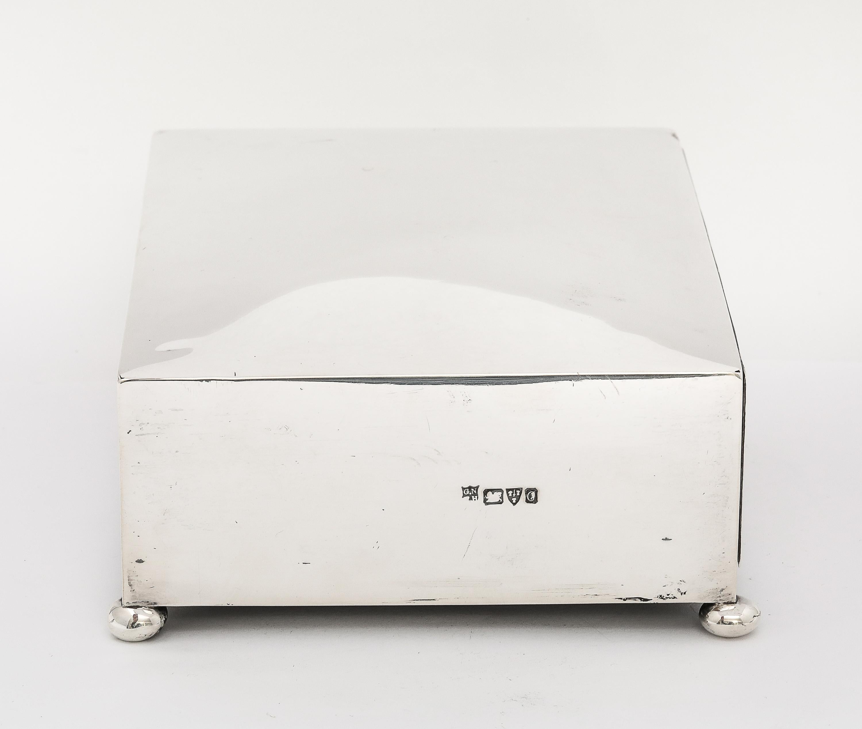 Hermoso joyero/mesero eduardiano de plata de ley con cajón extraíble principios del siglo XX en venta