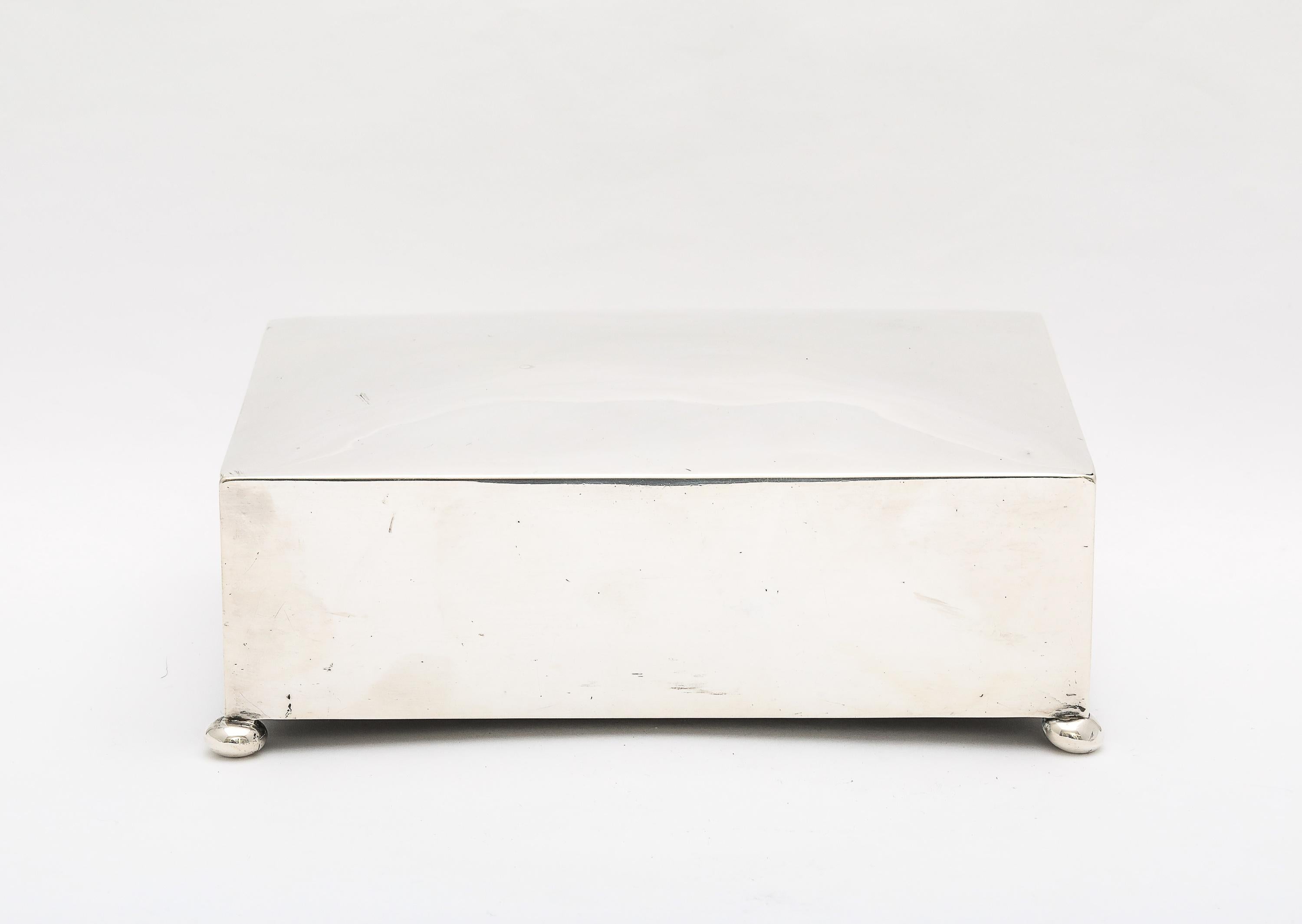 Hermoso joyero/mesero eduardiano de plata de ley con cajón extraíble en venta 1