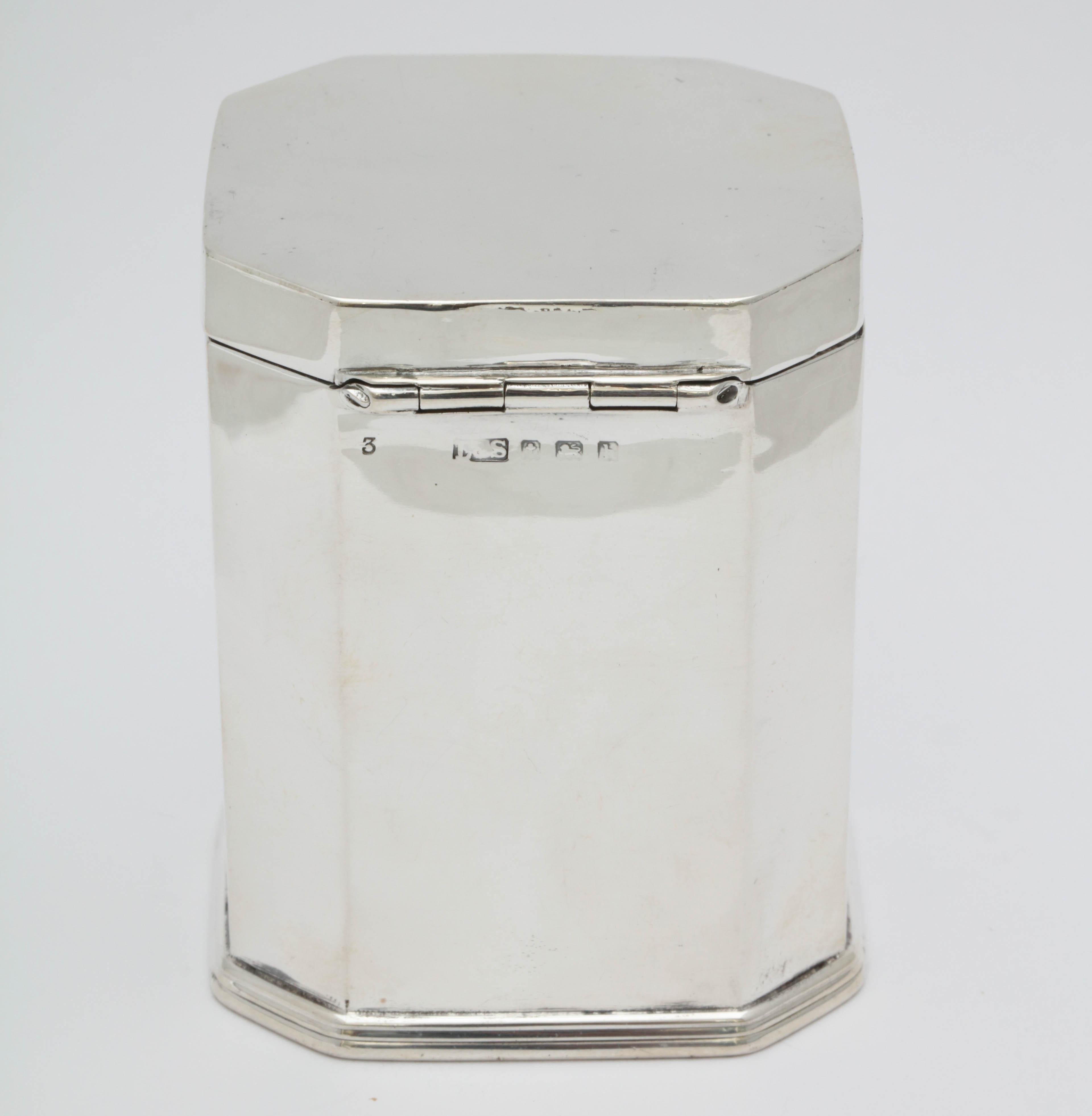 Beautiful Edwardian Sterling Silver Tea Octagonal Caddy with Hinged Lid In Excellent Condition In New York, NY