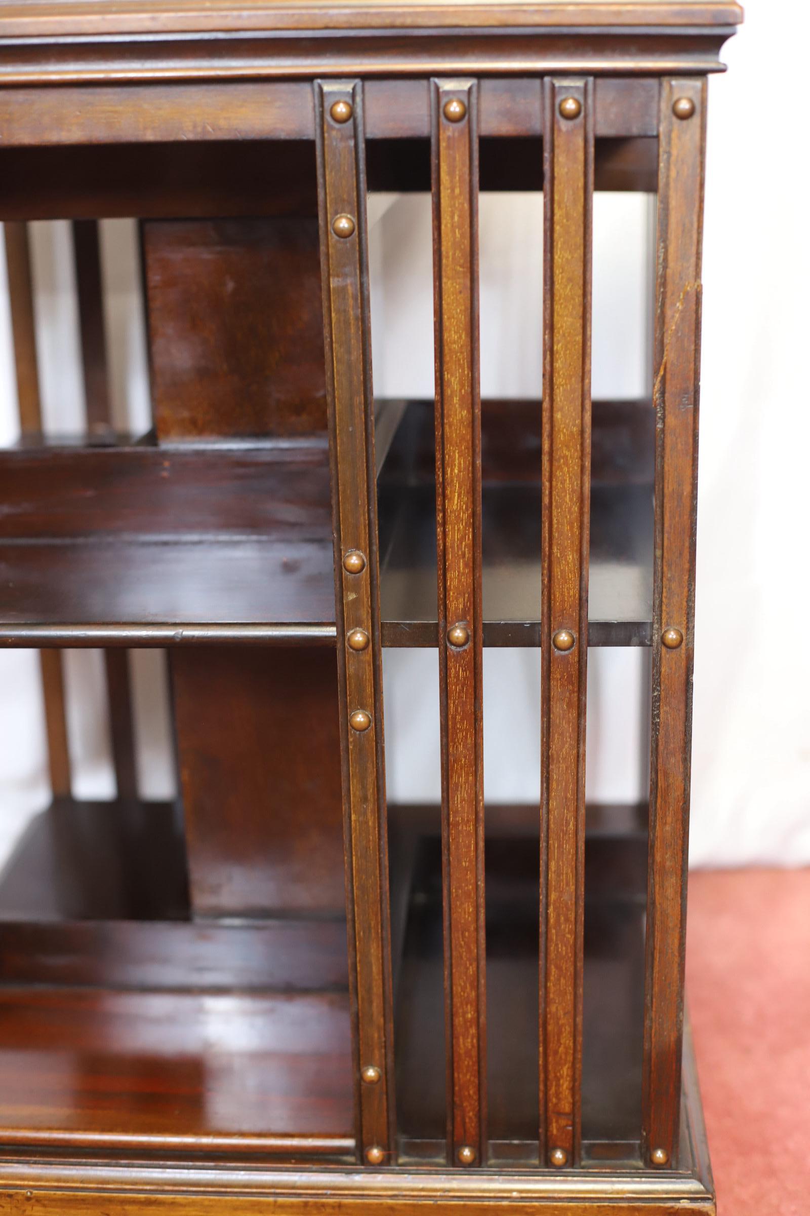Preciosa librería giratoria eduardiana de nogal en venta 3