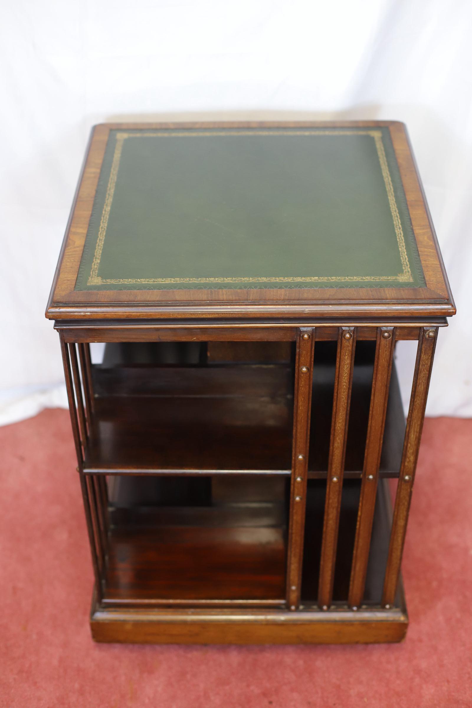 Nos complace poner a la venta esta preciosa librería giratoria eduardiana antigua con tapa de cuero verde, en buen estado.
No dudes en ponerte en contacto conmigo si tienes alguna pregunta.
Observe detenidamente las fotografías porque forman parte