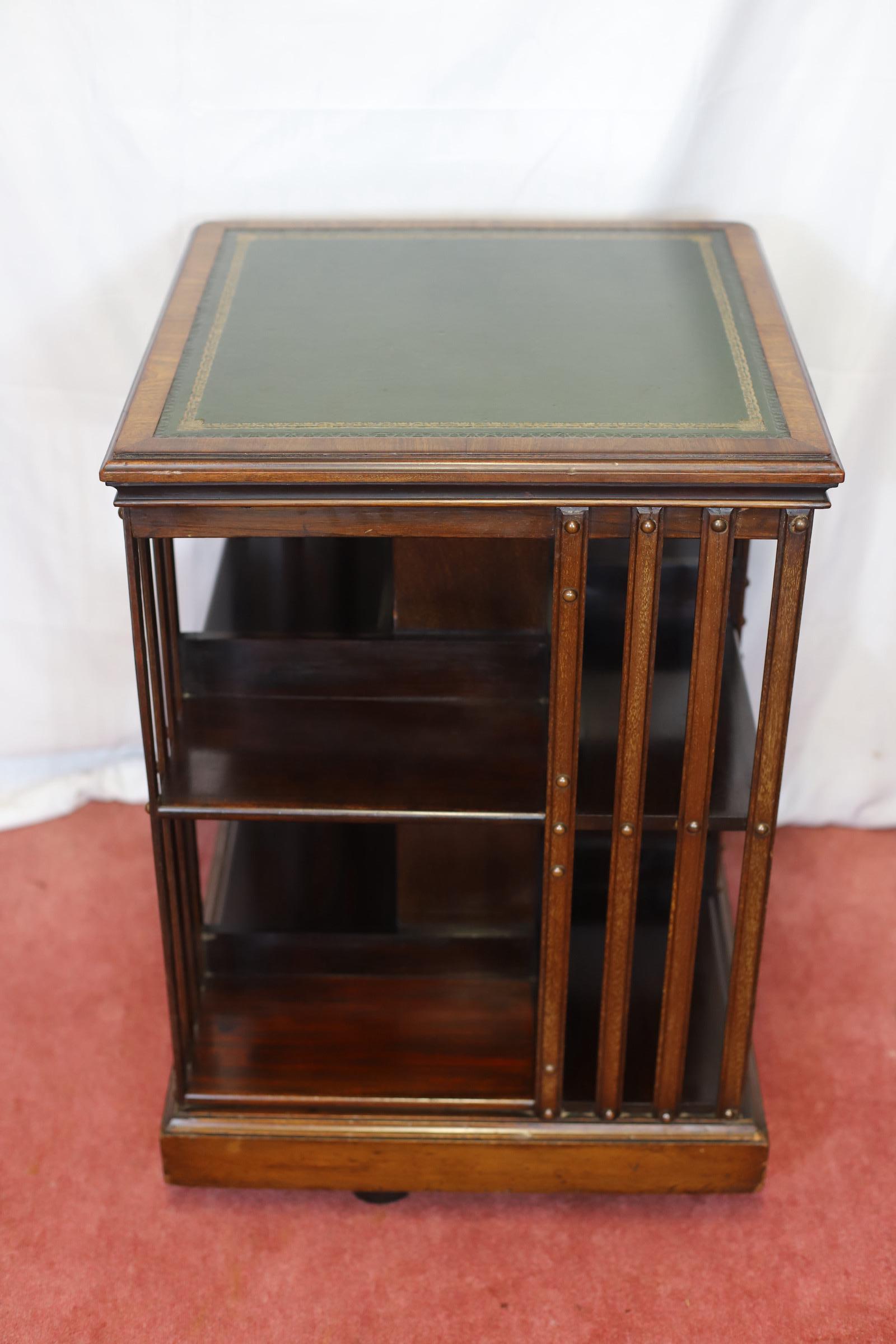 Preciosa librería giratoria eduardiana de nogal Eduardiano en venta