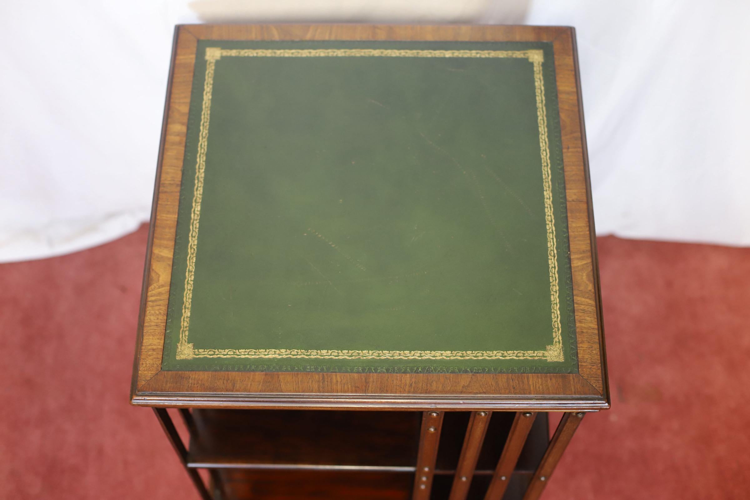 Preciosa librería giratoria eduardiana de nogal Británico en venta