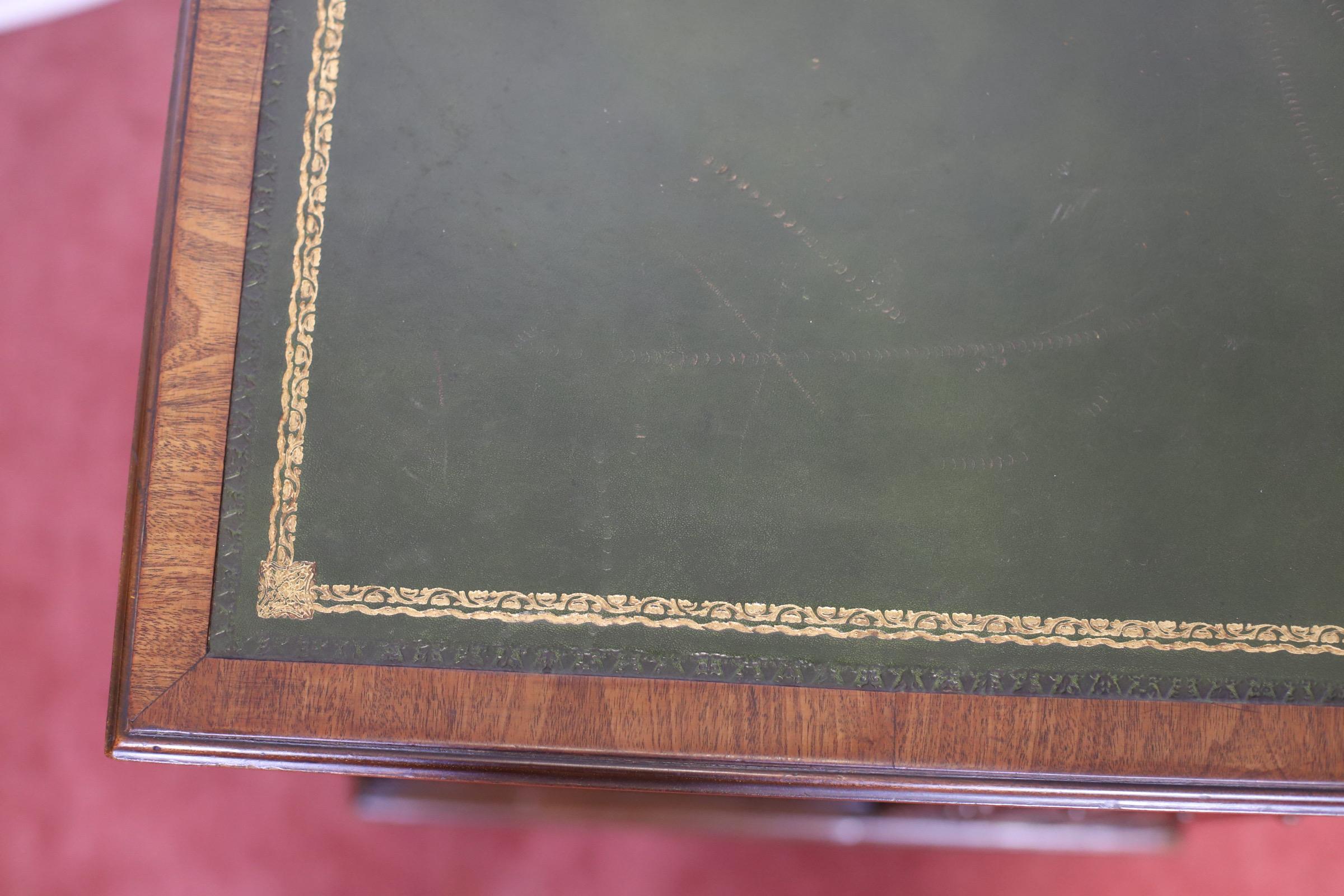 Preciosa librería giratoria eduardiana de nogal Hecho a mano en venta