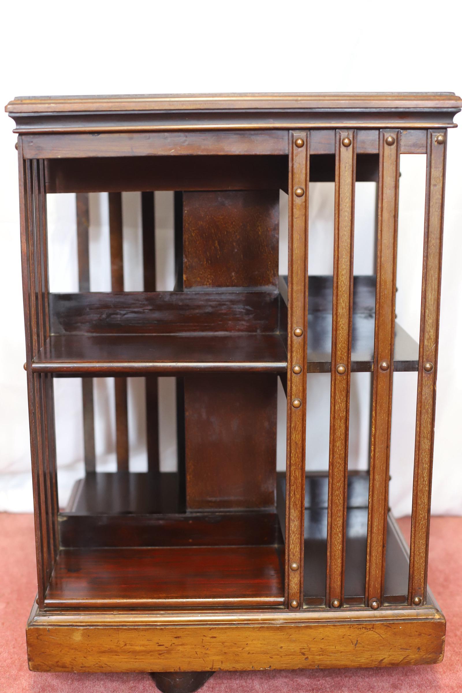 Preciosa librería giratoria eduardiana de nogal en Bueno estado para la venta en Crawley, GB