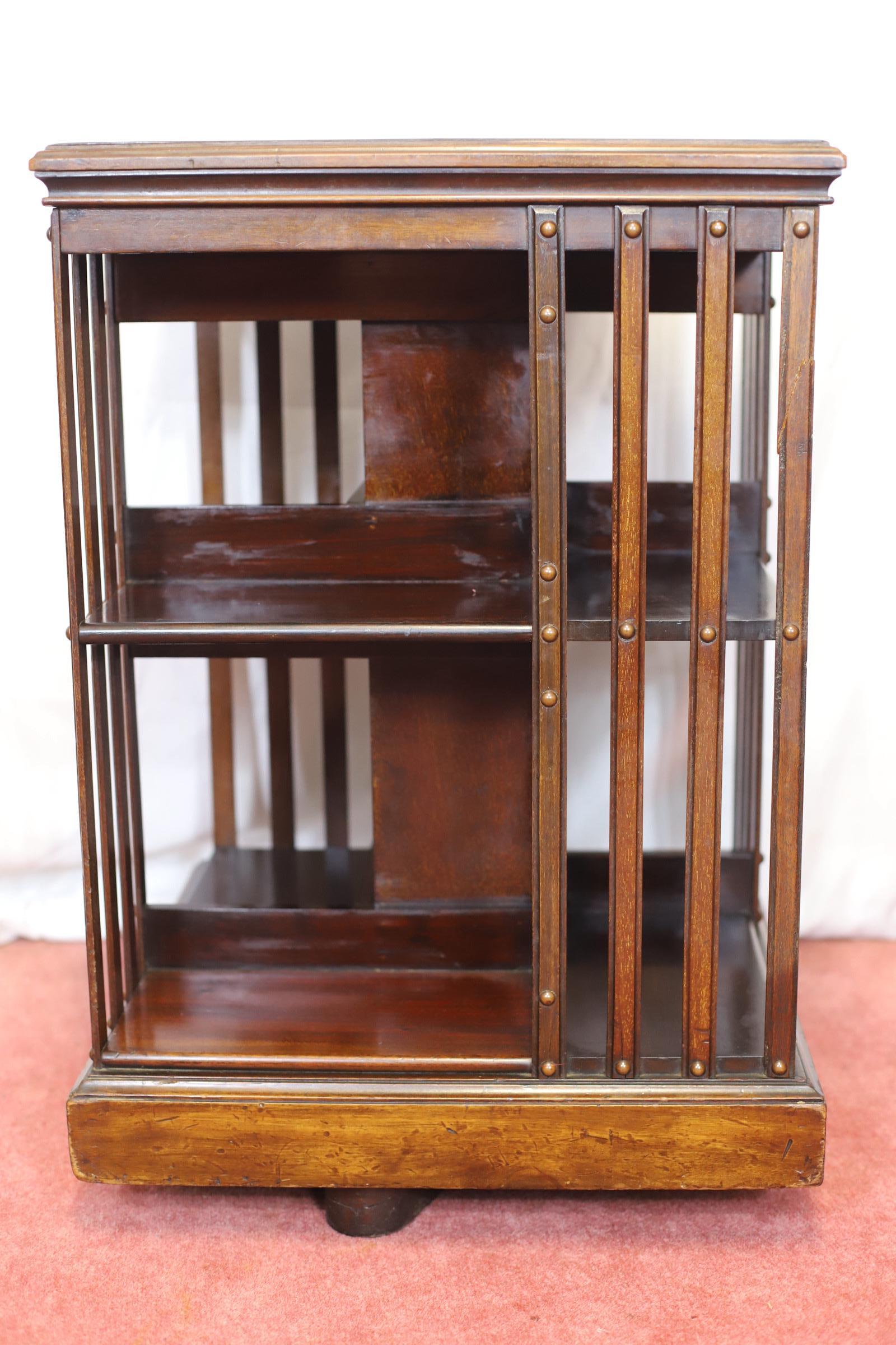 Preciosa librería giratoria eduardiana de nogal siglo XX en venta