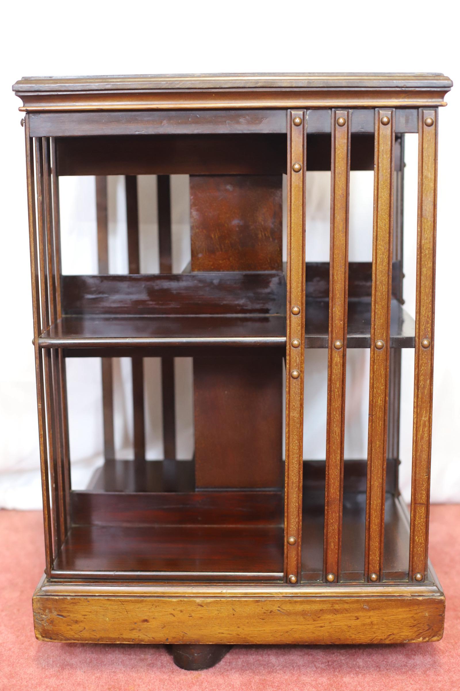 Preciosa librería giratoria eduardiana de nogal Cuero en venta