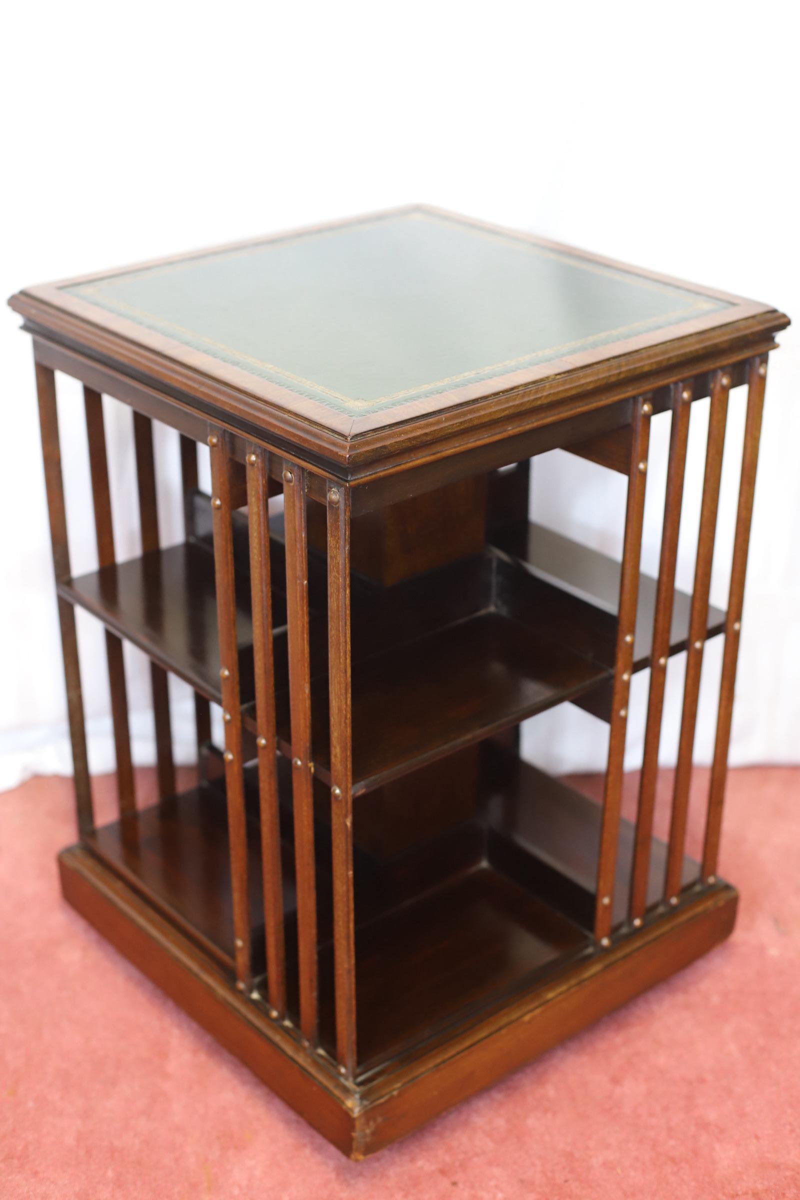 Preciosa librería giratoria eduardiana de nogal en venta 1