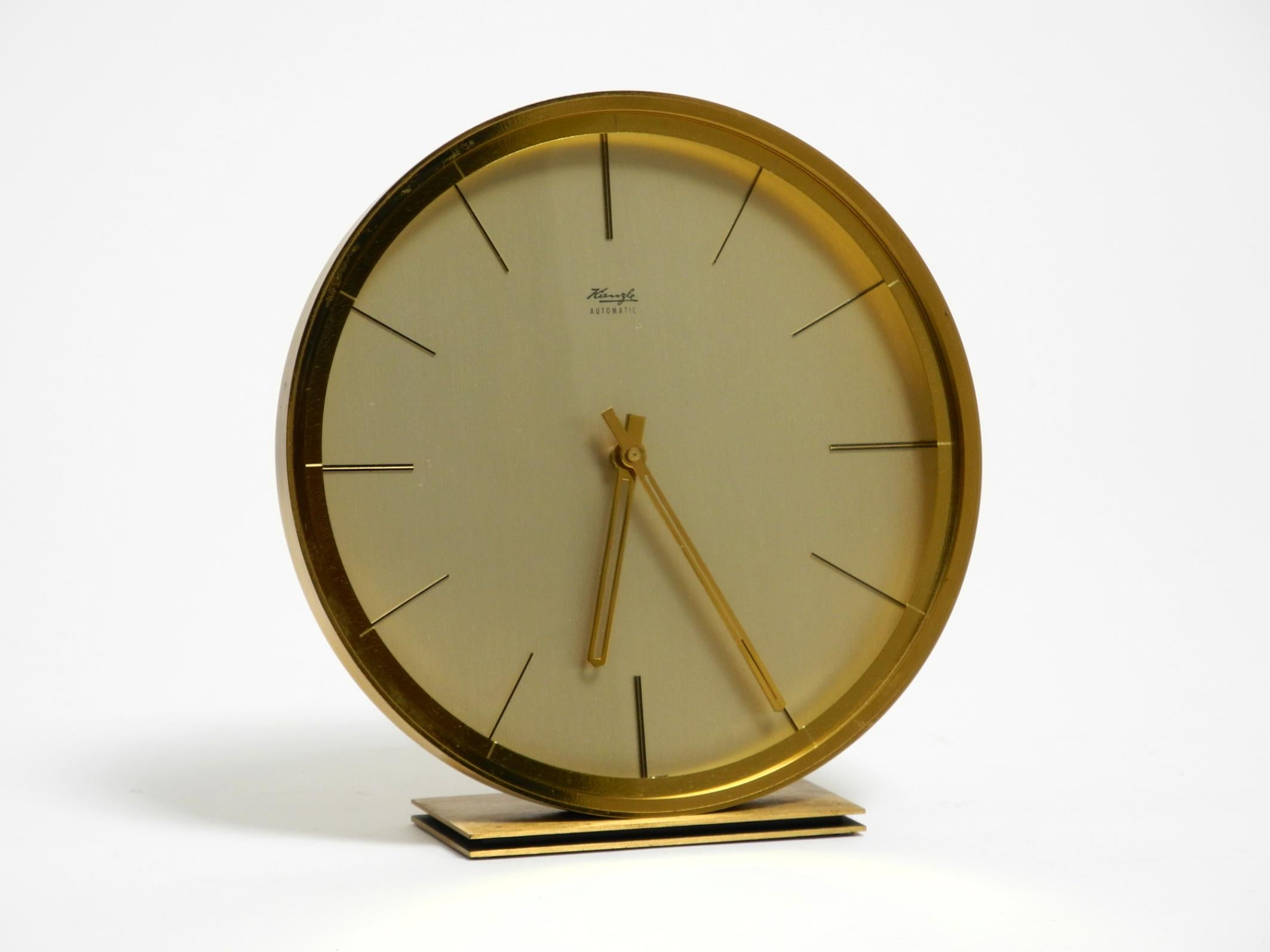 Beautiful, elegant, original 1960s solid brass table clock by Kienzle.
Still with the original box.
A fantastic, very elegant, minimalist 1960s design in good vintage condition.
Battery-operated with original mechanism and cover.
These clocks were