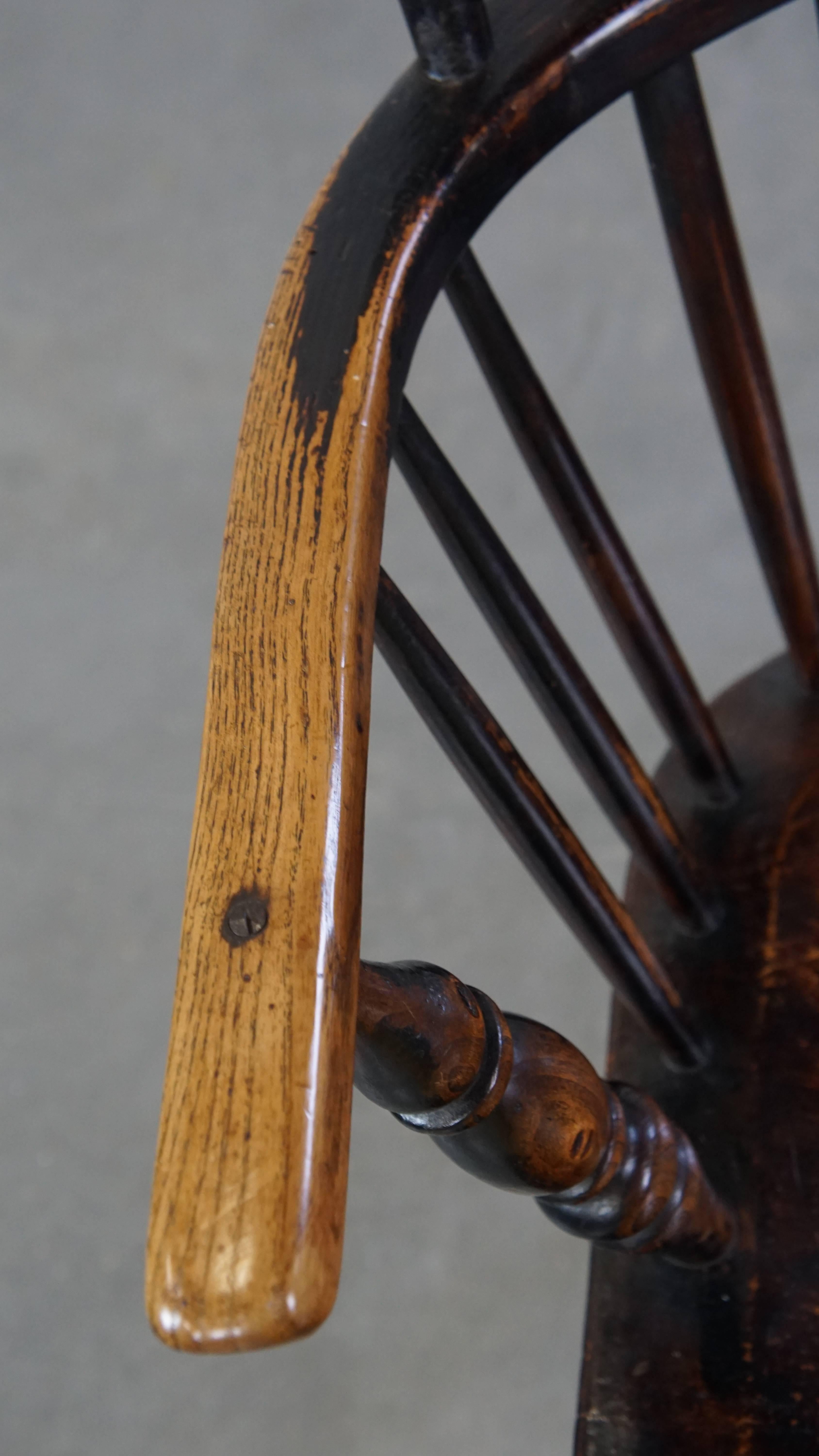 Beautiful, Elegant Antique Wooden Spindle Windsor Chair For Sale 1