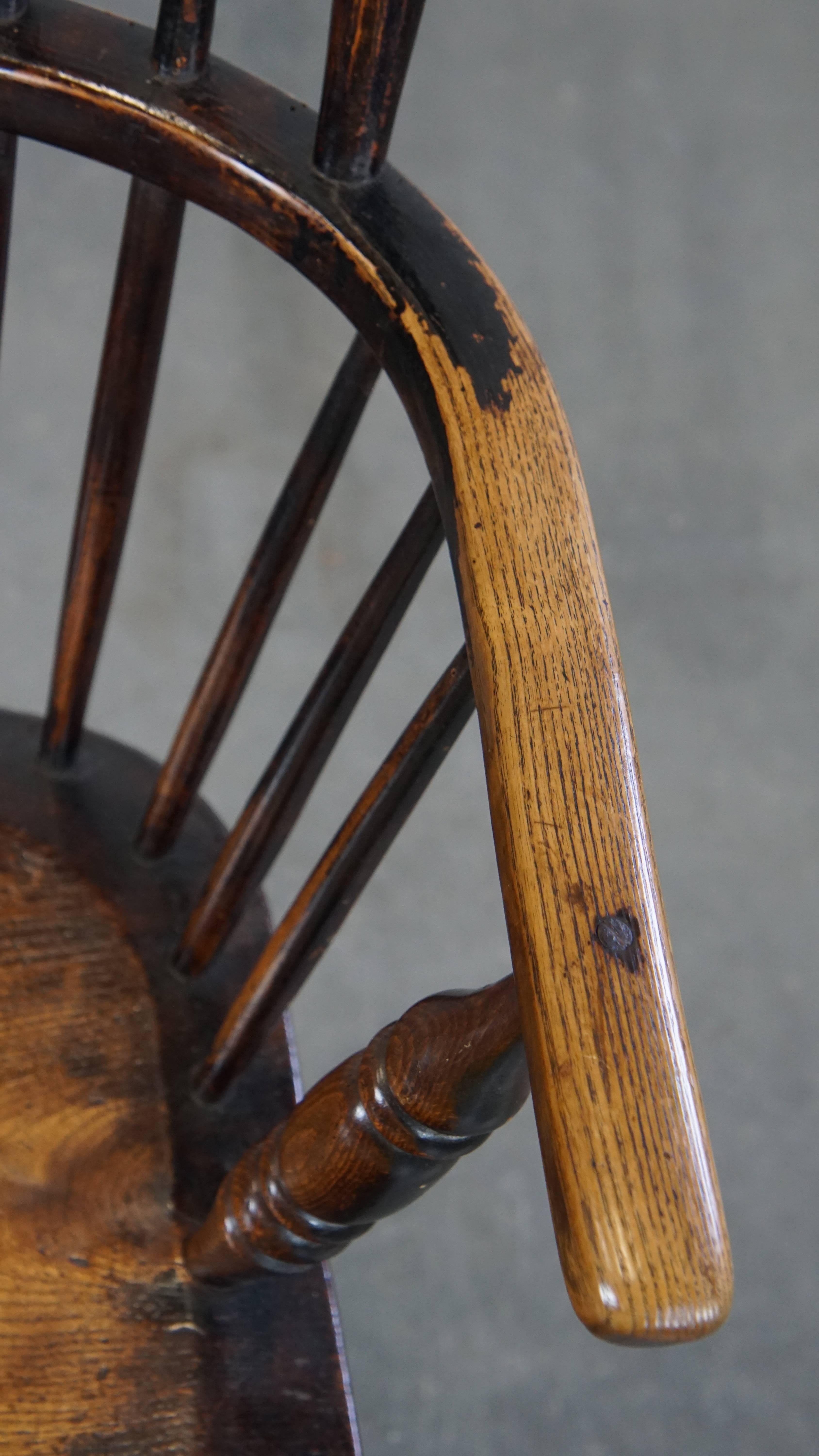 Beautiful, Elegant Antique Wooden Spindle Windsor Chair For Sale 2