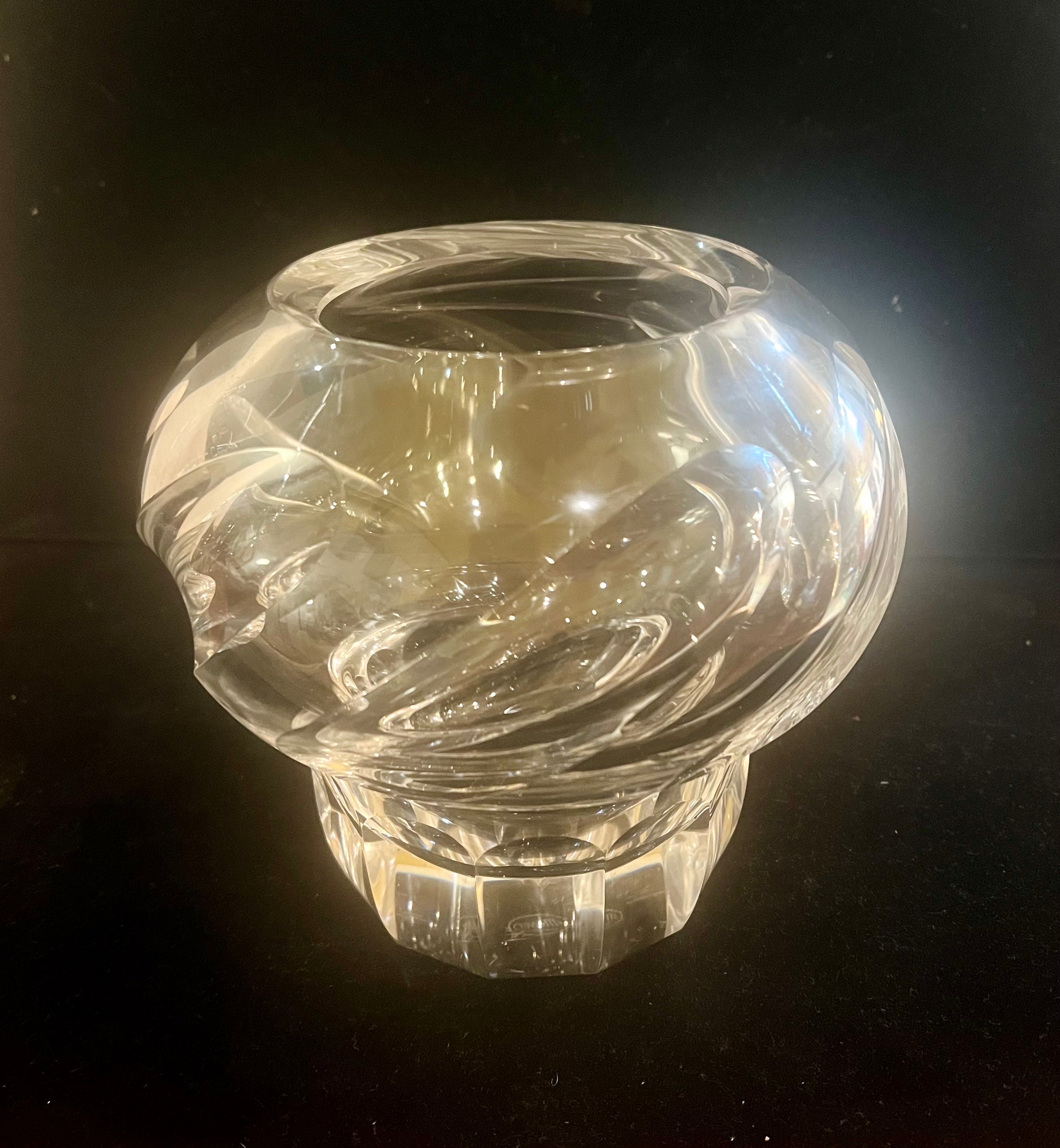 Magnifique vase en cristal Elegant de Moser circa 1980's, excellent état, pas d'éclats ni de rayures, design magnifique.