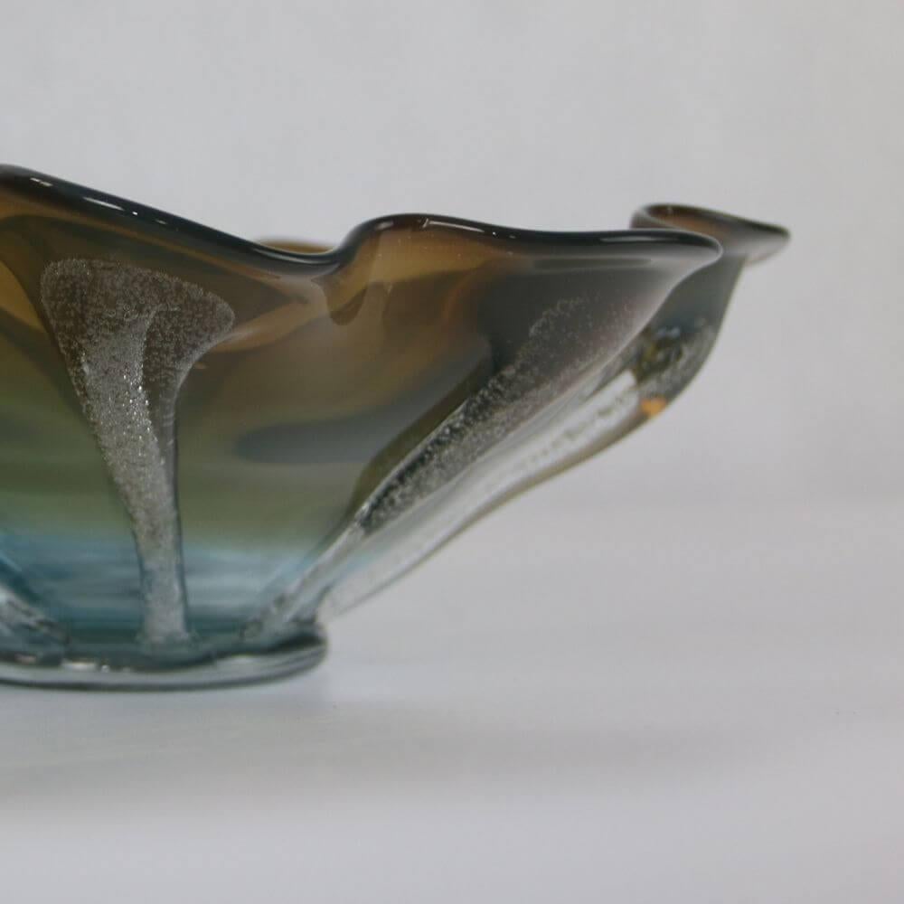 Beautiful elegant Murano olive-green-gold large bowl wth unique wavy edges In Excellent Condition For Sale In Budapest, HU