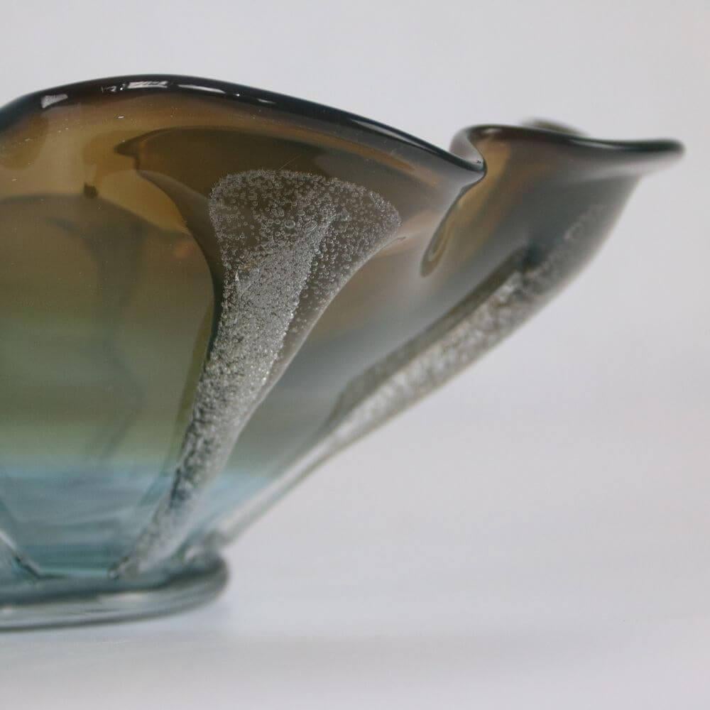 Beautiful elegant Murano olive-green-gold large bowl wth unique wavy edges For Sale 2