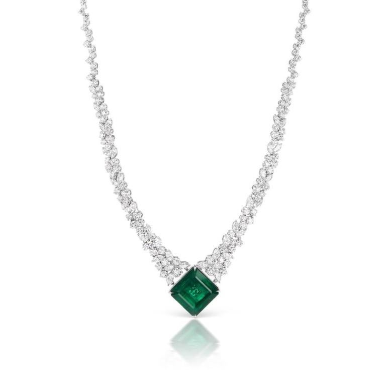 SCHÖNE HALSKETTE AUS EMERALDEN UND DIAMANTEN Eine wunderschöne Halskette aus Smaragden und Diamanten, die in jeder Umgebung Bewunderung hervorruft. Mit einem Mittelstein von fast 37 Karat, der jedoch wie 50 Karat aussieht, wird dieses Schmuckstück