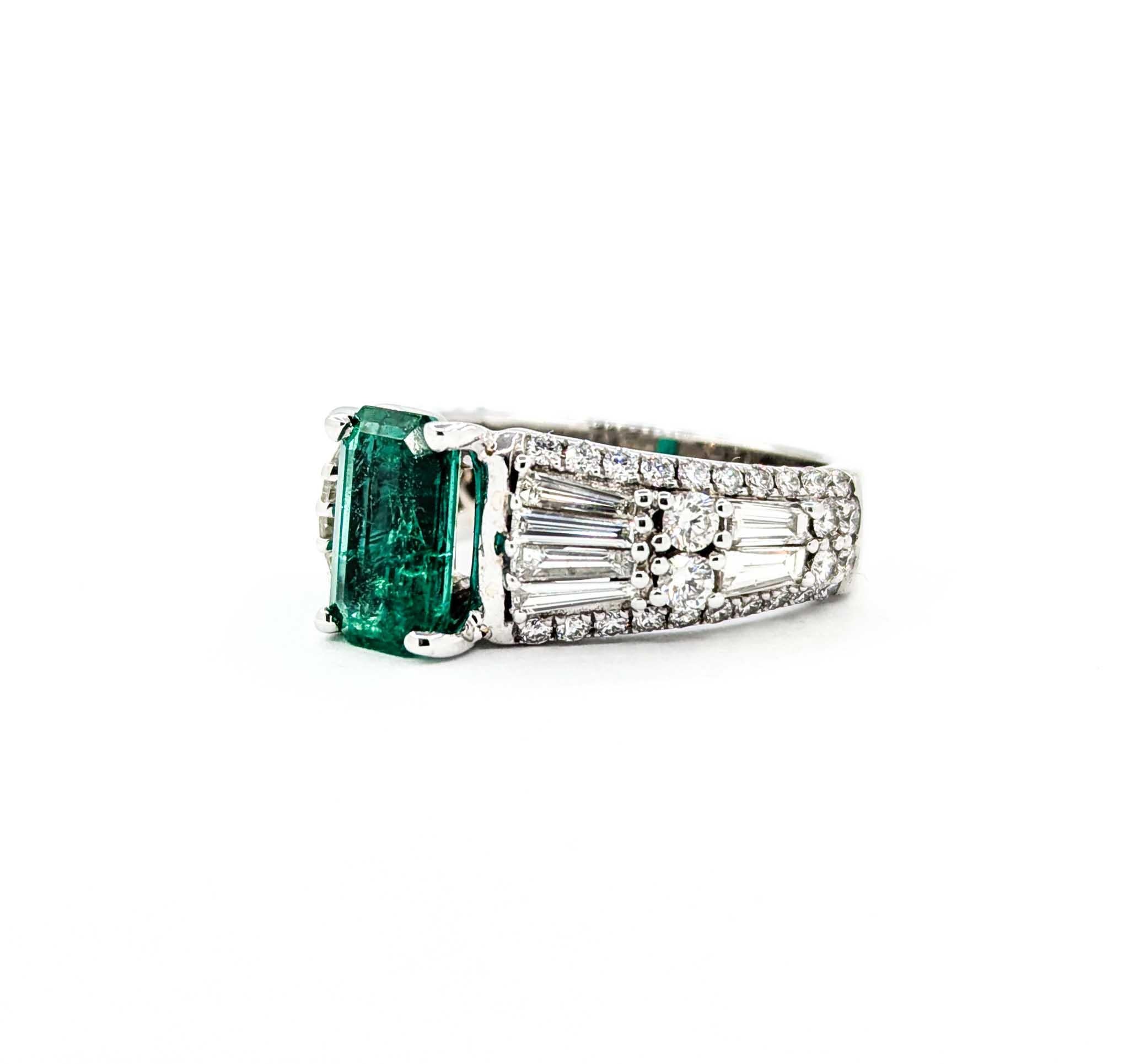 Magnifique bague en or blanc 14k avec émeraudes et diamants en vente 5