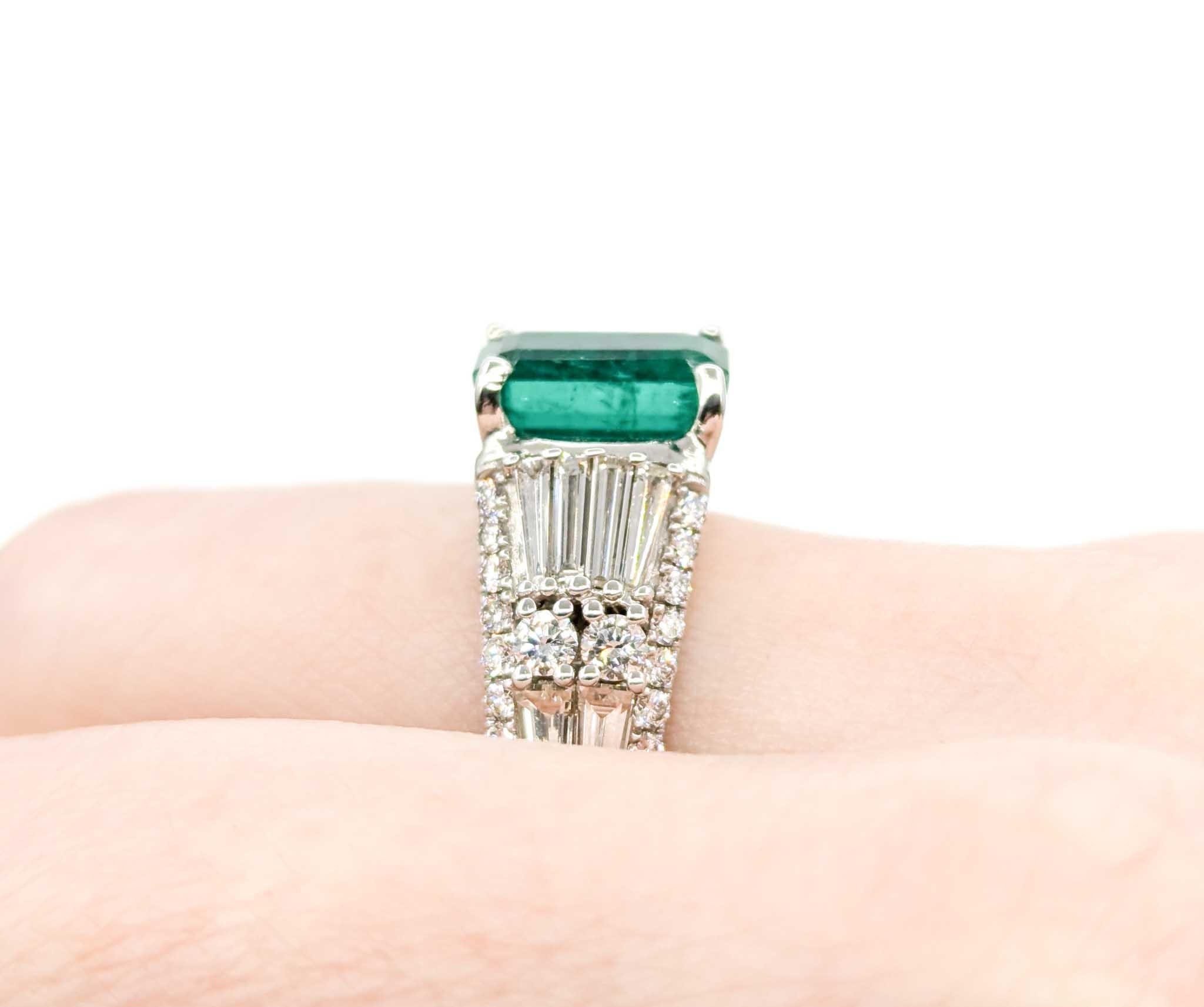 Taille émeraude Magnifique bague en or blanc 14k avec émeraudes et diamants en vente