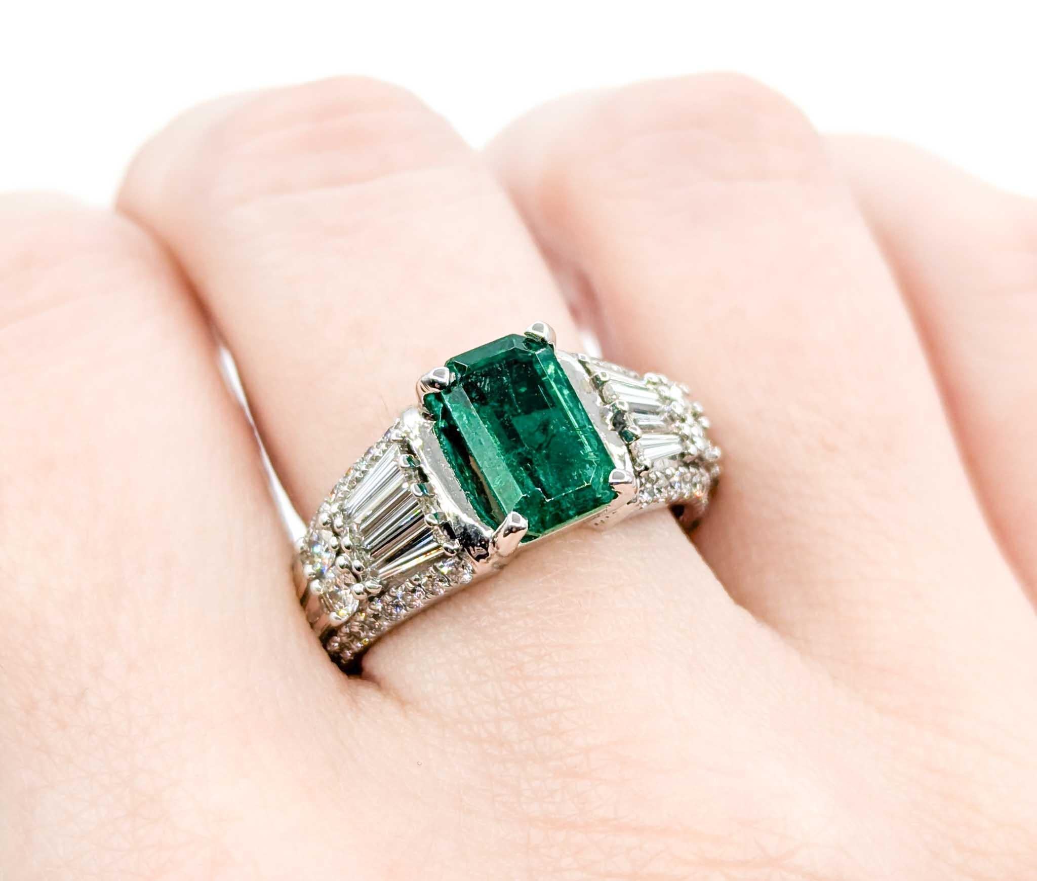 Schöner Smaragd- und Diamantring aus 14k Weißgold (Zeitgenössisch) im Angebot