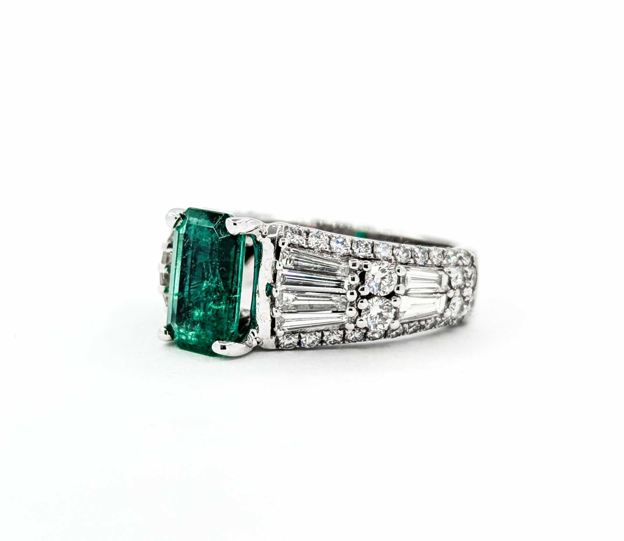Magnifique bague en or blanc 14k avec émeraudes et diamants Excellent état - En vente à Bloomington, MN
