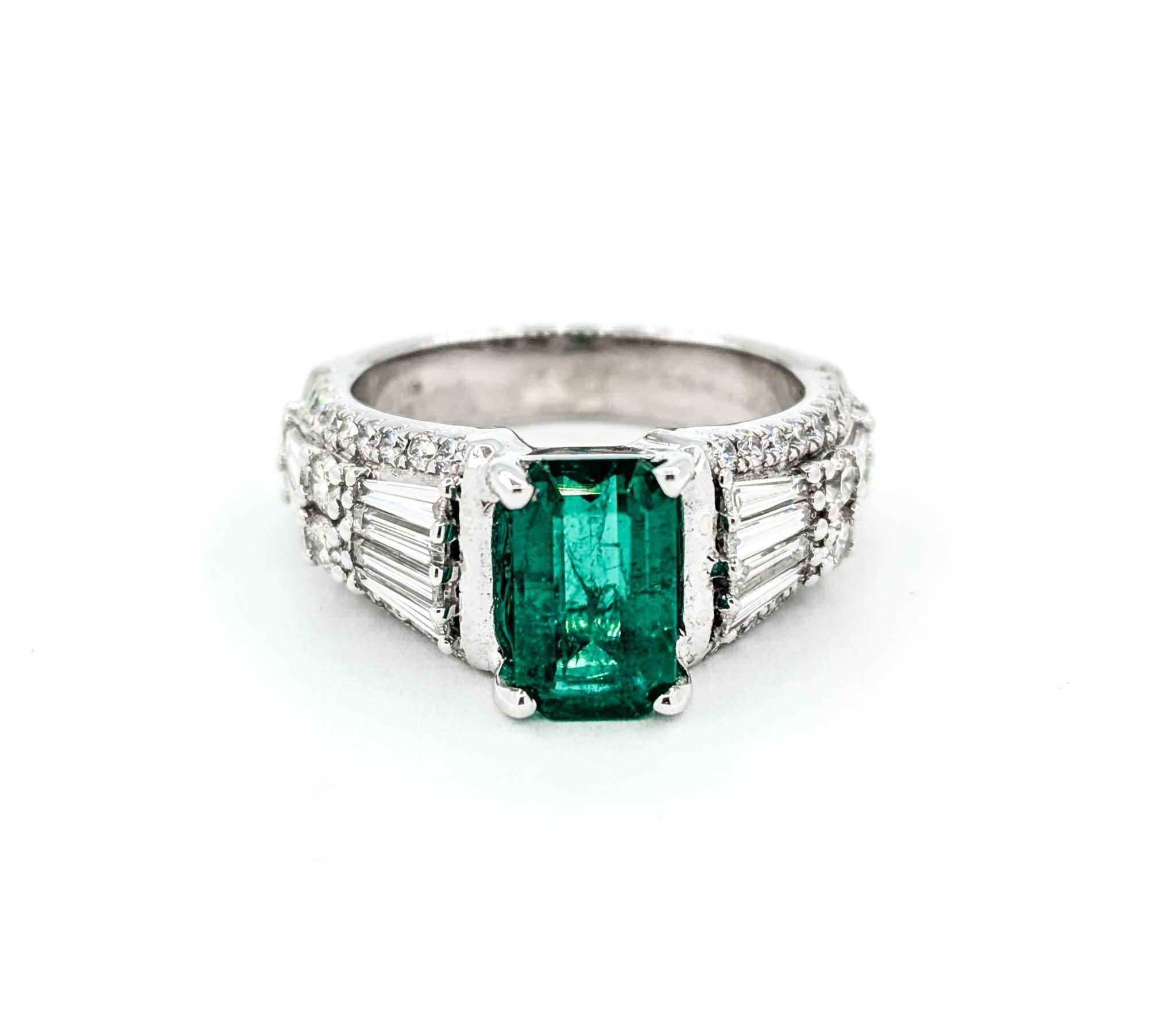 Magnifique bague en or blanc 14k avec émeraudes et diamants Pour femmes en vente