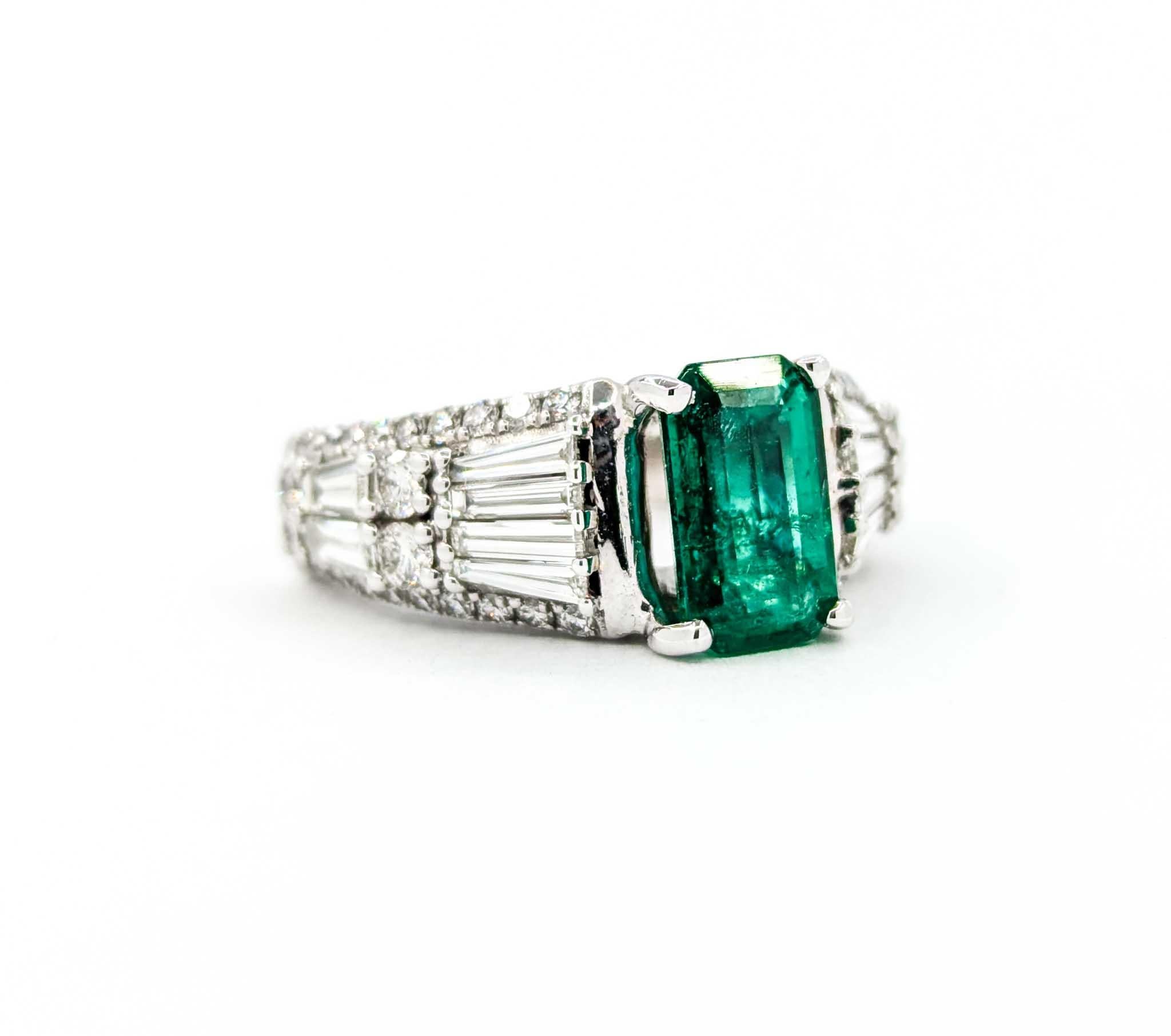 Magnifique bague en or blanc 14k avec émeraudes et diamants en vente 1