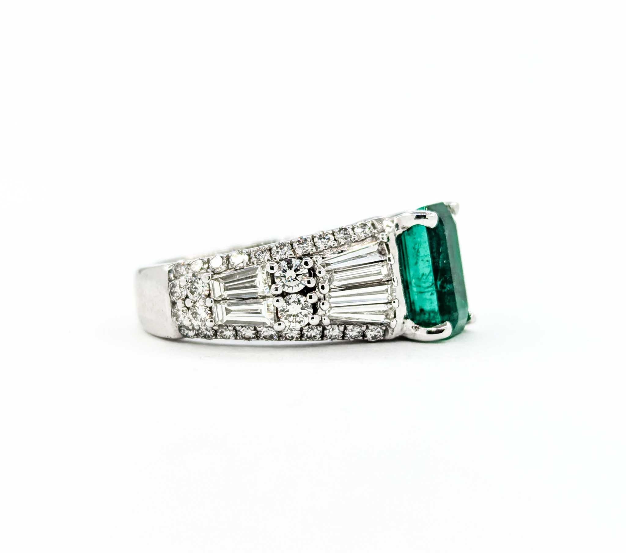 Schöner Smaragd- und Diamantring aus 14k Weißgold im Angebot 1